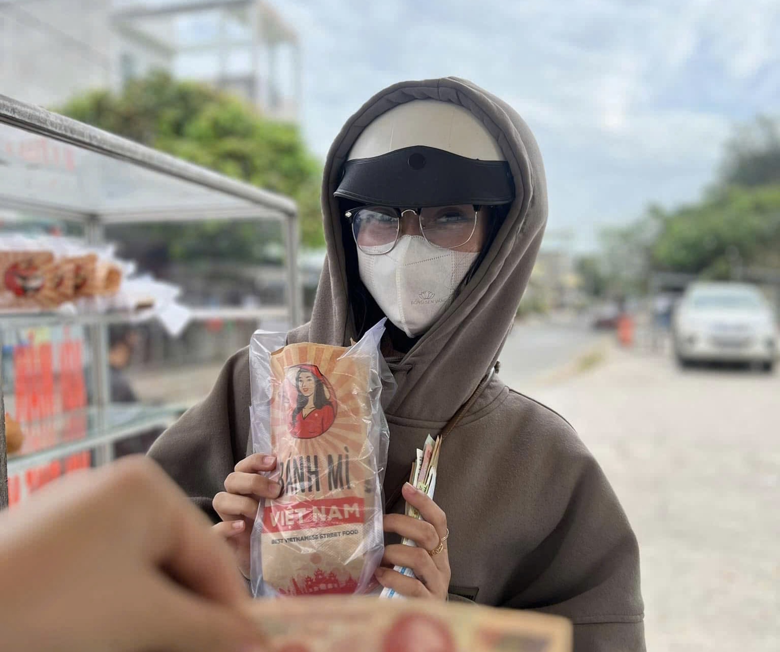 Chia sẻ phần ăn treo hỗ trợ người khó khăn tại tiệm bánh mì chị Trân - Ảnh 3.