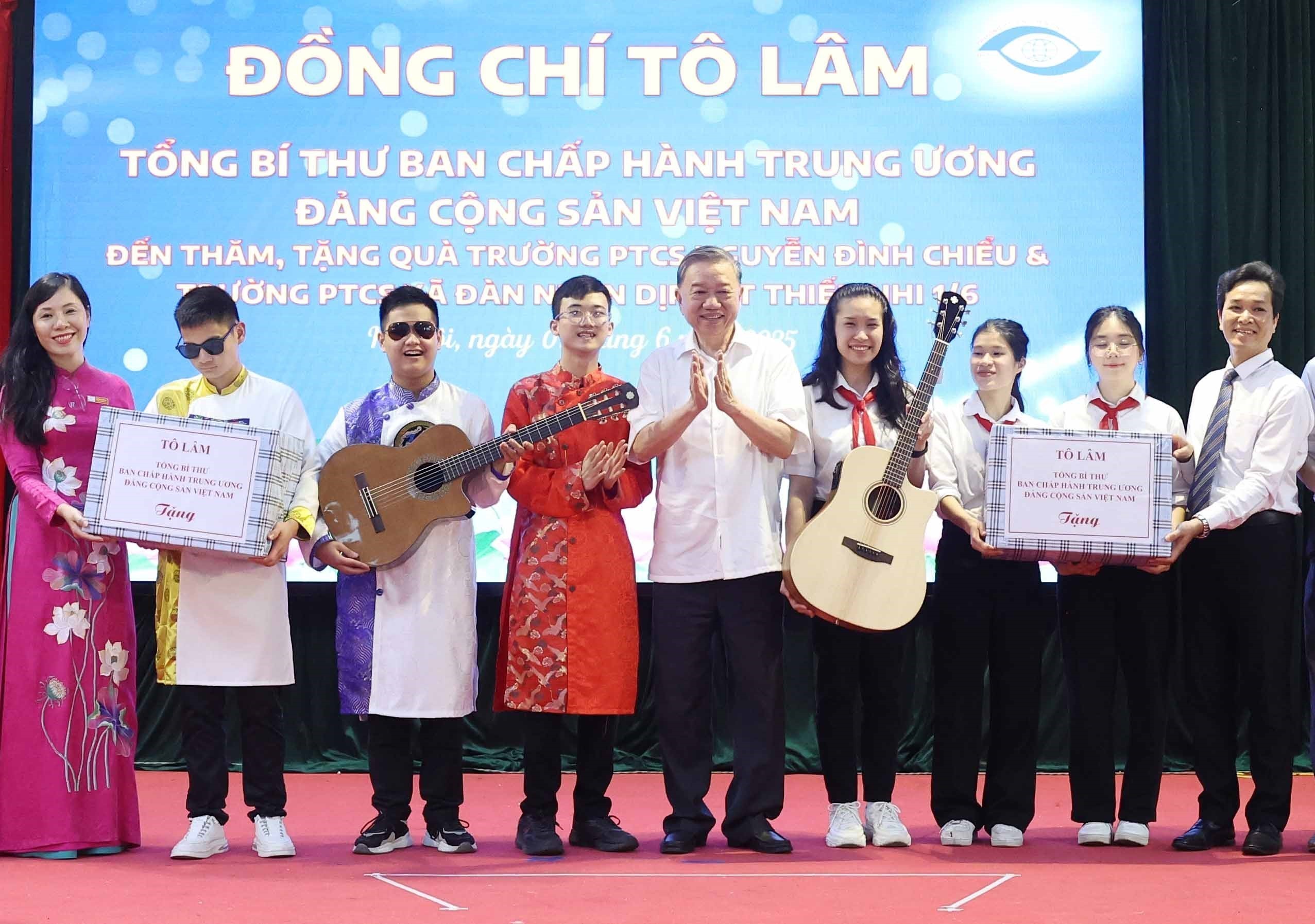 Tổng Bí thư tặng nhạc cụ cho học sinh trường Nguyễn Đình Chiểu, Xã Đàn Hà Nội - Ảnh 2.