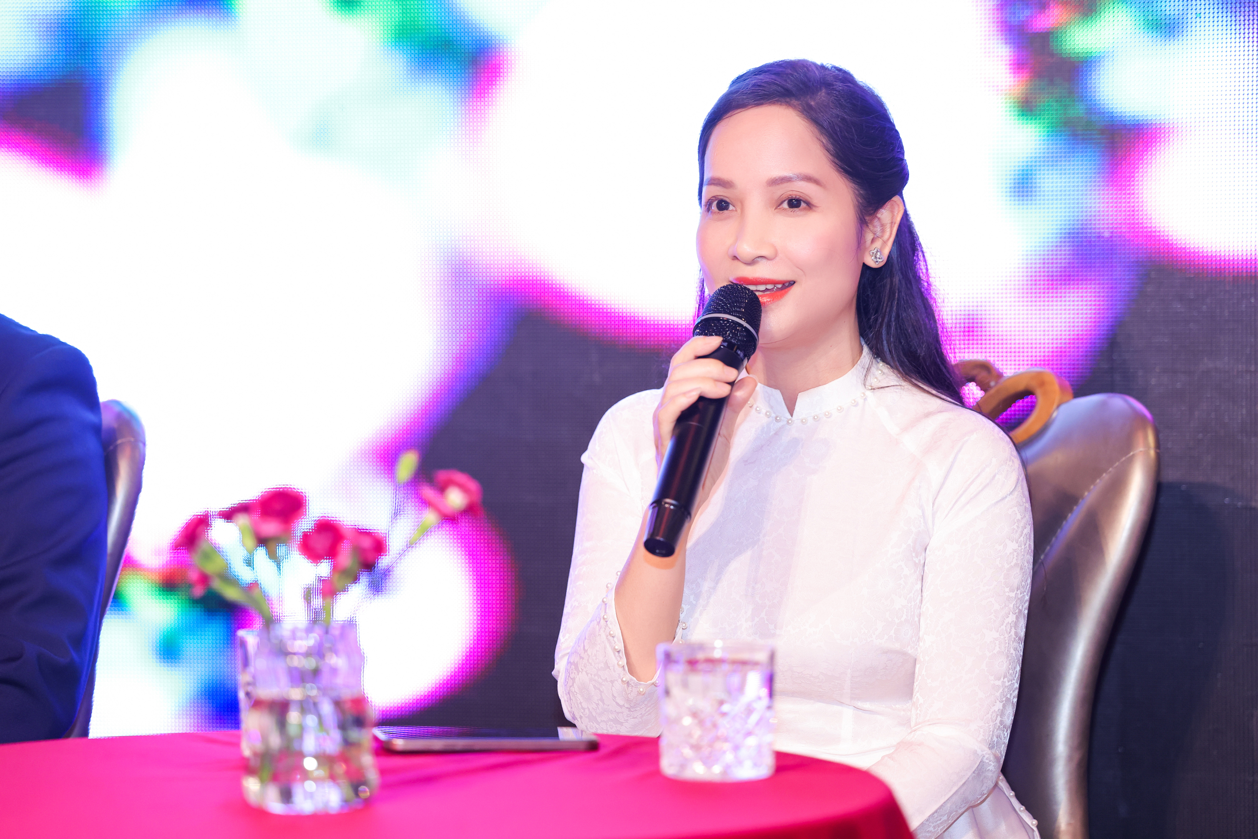 Danh ca Ý Lan, Mạnh Đình về nước ngồi ghế nóng 'Tiếng hát Việt toàn cầu'- Ảnh 1. Danh ca Ý Lan, Mạnh Đình về nước ngồi ghế nóng 'Tiếng hát Việt toàn cầu'- Ảnh 1.