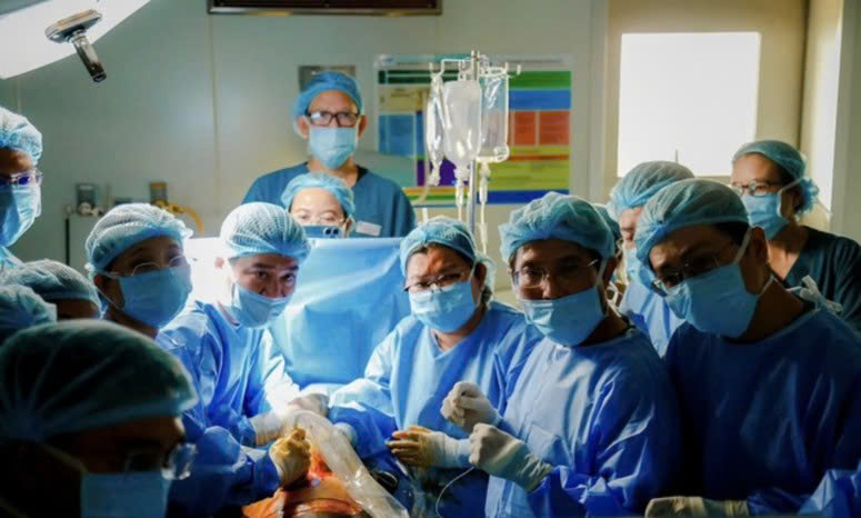 Sản phụ Singapore có thai nhi thông tim được bác sĩ Việt ‘hộ tống’ về nước - Ảnh 1.