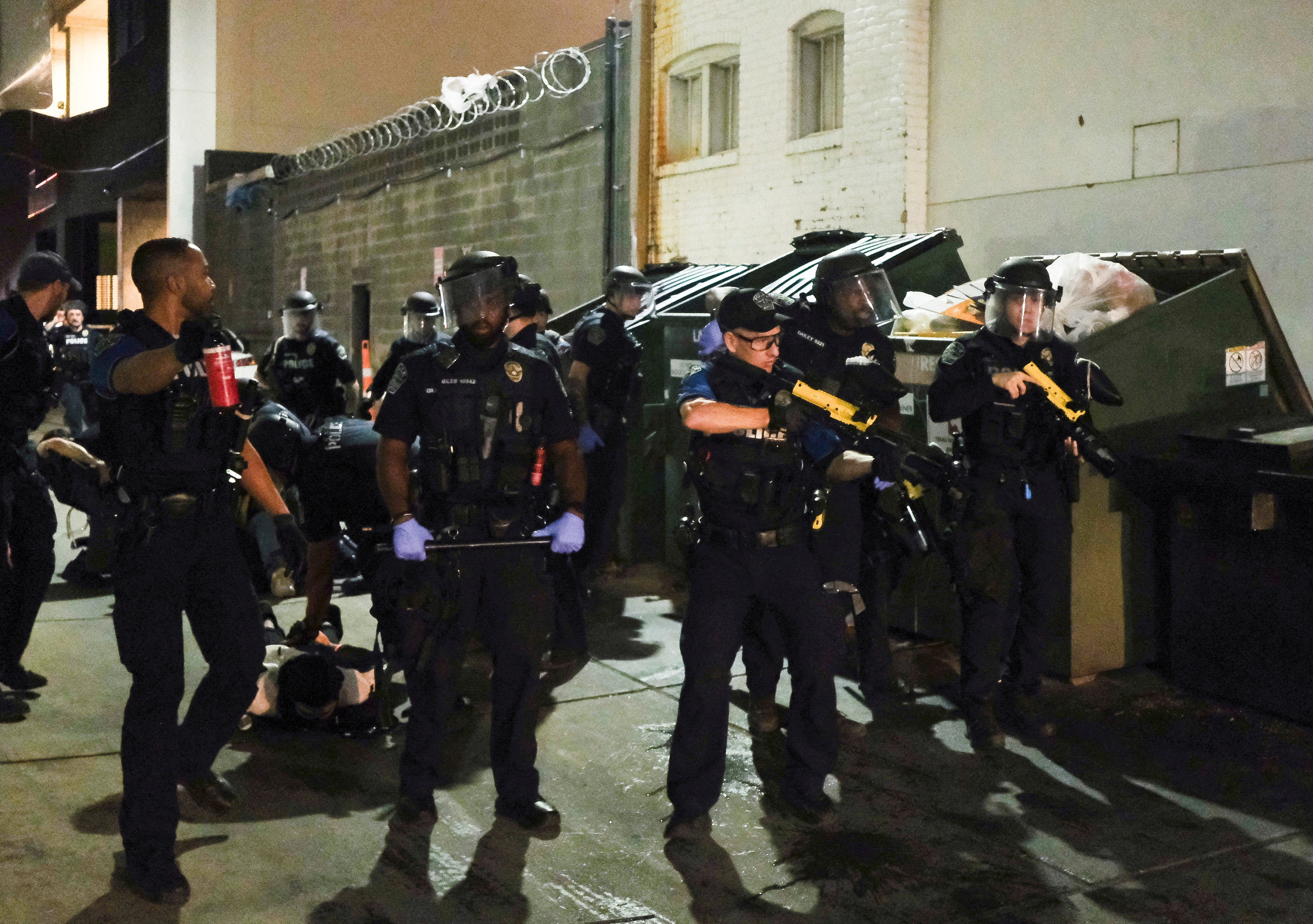 Thủy quân lục chiến vào Los Angeles, ông Trump ủng hộ bắt giữ thống đốc California Thủy quân lục chiến vào Los Angeles, ông Trump ủng hộ bắt giữ thống đốc California