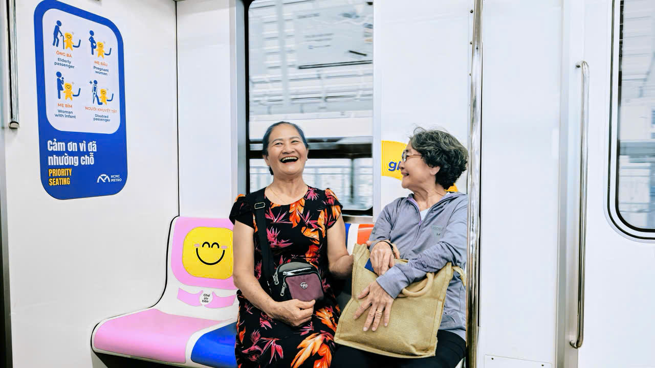 Vì sao một số ghế trên tàu metro số 1 TP.HCM đổi màu nổi bật?- Ảnh 4. Vì sao một số ghế trên tàu metro số 1 TP.HCM đổi màu nổi bật?- Ảnh 4.
