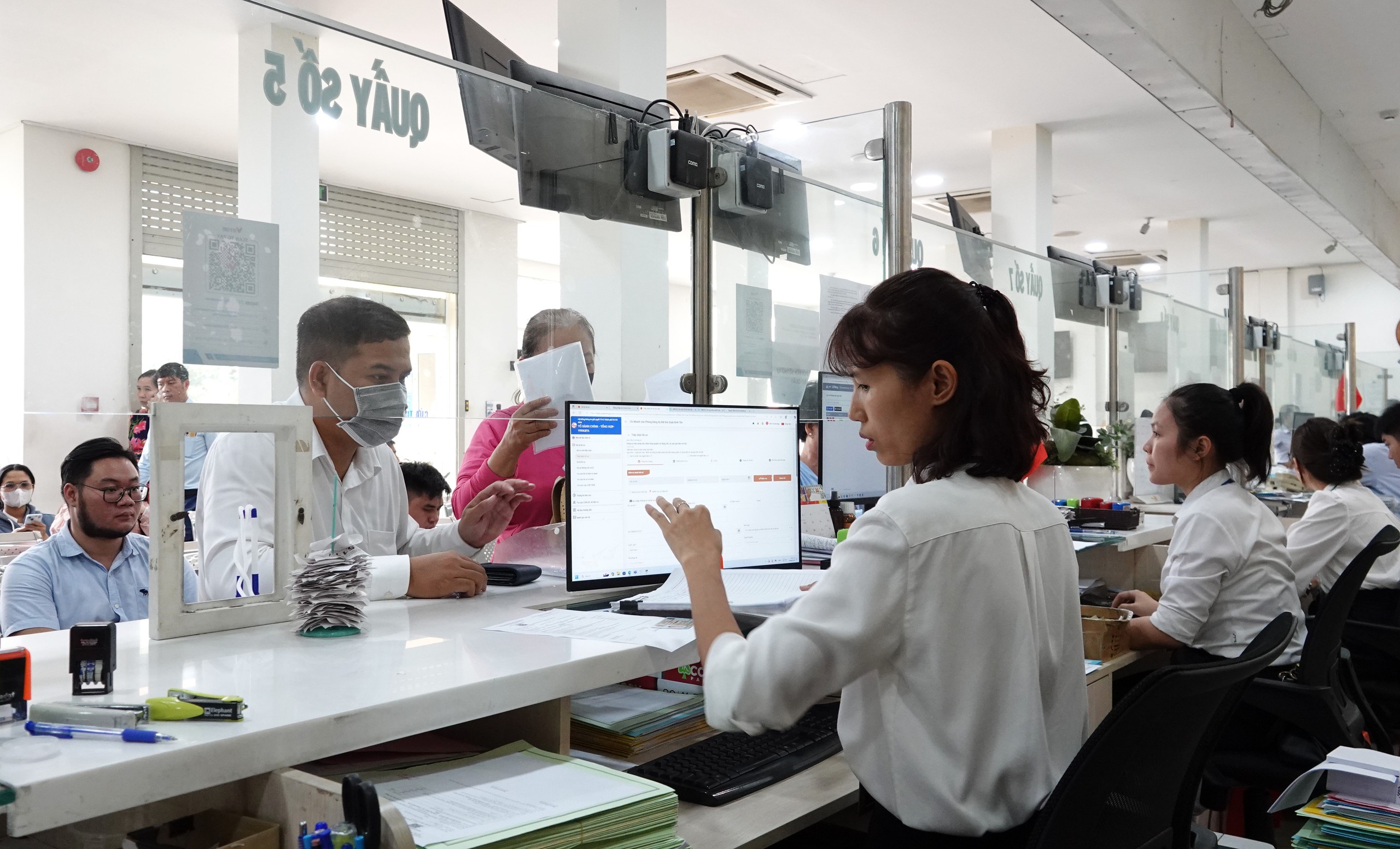 Chủ tịch TP.HCM: Chuẩn bị nhân sự, phần mềm vận hành thử nghiệm phường mới - Ảnh 2. Chủ tịch TP.HCM: Chuẩn bị nhân sự, phần mềm vận hành thử nghiệm phường mới - Ảnh 2.
