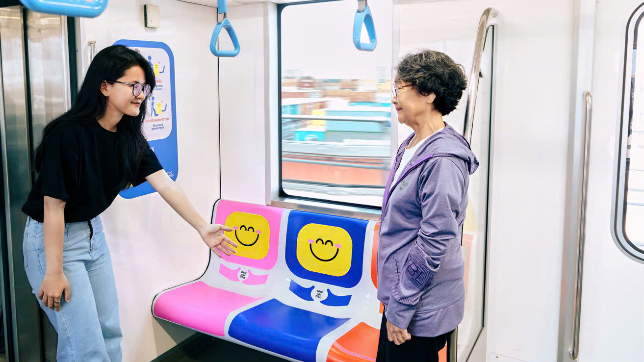Vì sao một số ghế trên tàu metro số 1 TP.HCM đổi màu nổi bật?- Ảnh 1. Vì sao một số ghế trên tàu metro số 1 TP.HCM đổi màu nổi bật?- Ảnh 1.
