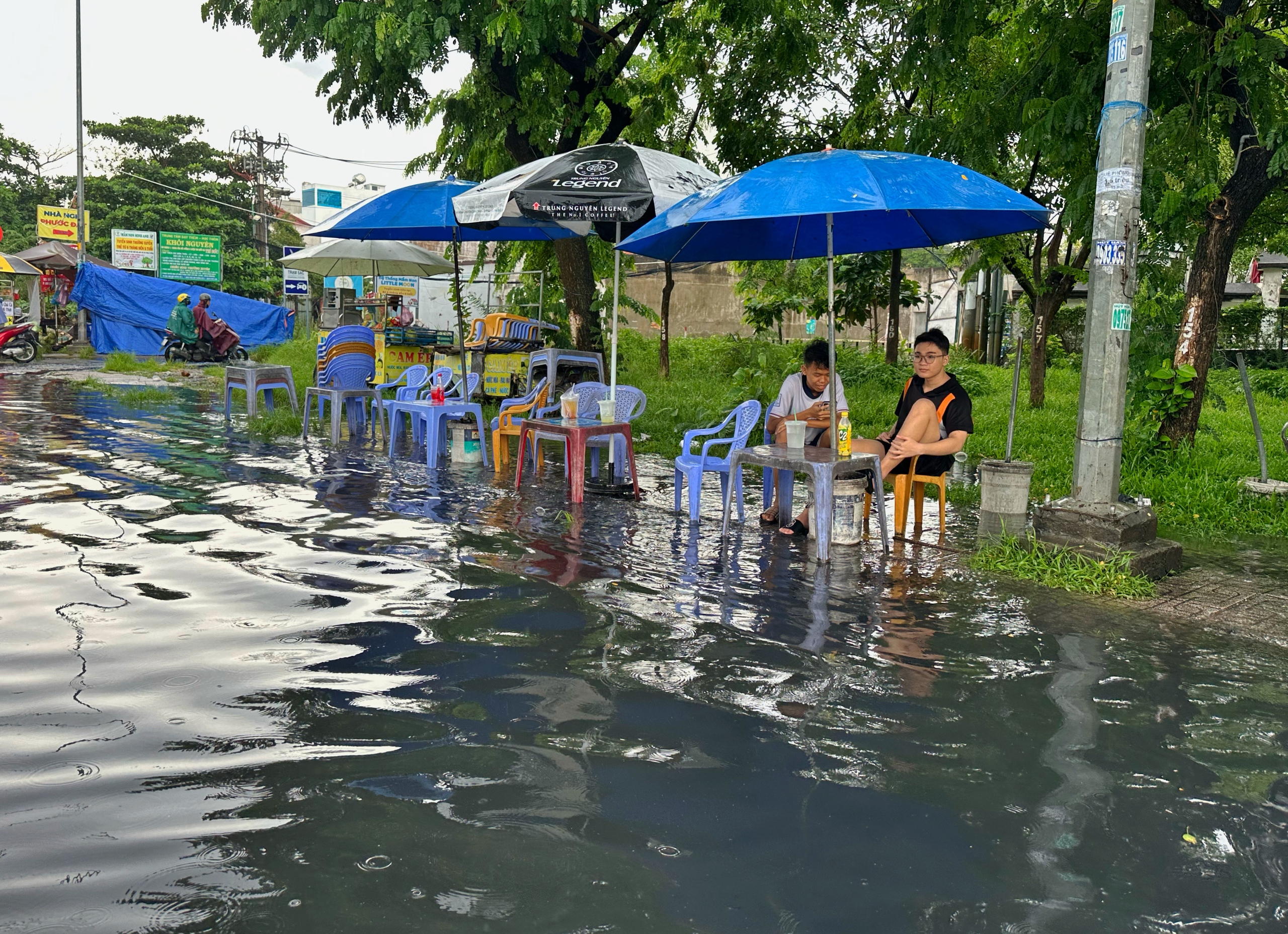 TP.HCM mưa ngập sáng nay gây khó khăn cho người dân Trong giờ đi làm - Ảnh 2. TP.HCM mưa ngập sáng nay gây khó khăn cho người dân Trong giờ đi làm - Ảnh 2.