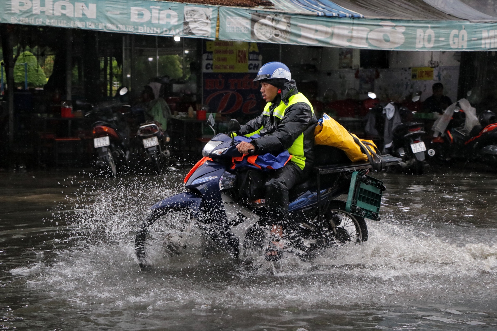 TP.HCM mưa ngập sáng nay gây khó khăn cho người dân Trong giờ đi làm - Ảnh 5. TP.HCM mưa ngập sáng nay gây khó khăn cho người dân Trong giờ đi làm - Ảnh 5.