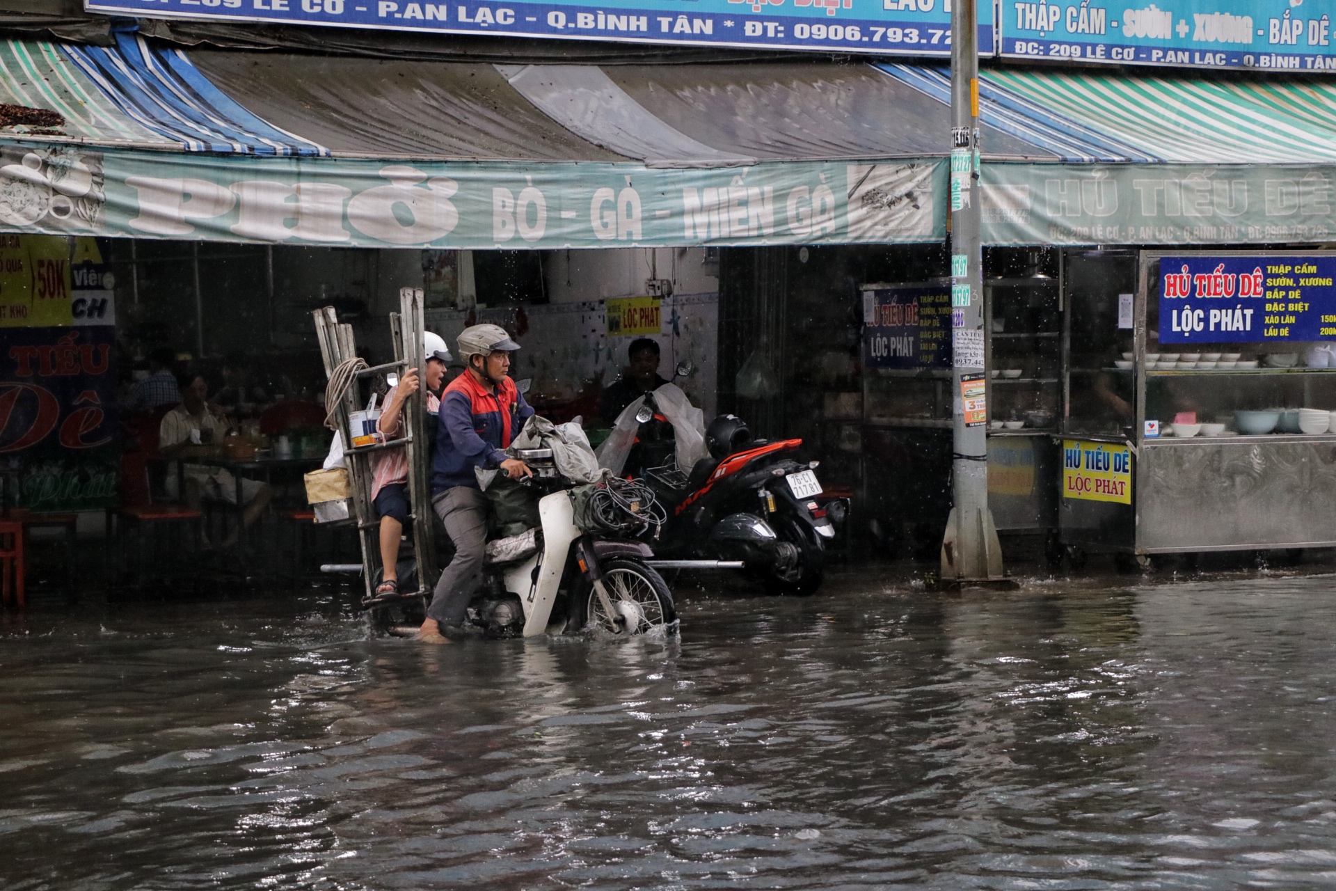 TP.HCM mưa ngập sáng nay gây khó khăn cho người dân Trong giờ đi làm - Ảnh 6. TP.HCM mưa ngập sáng nay gây khó khăn cho người dân Trong giờ đi làm - Ảnh 6.