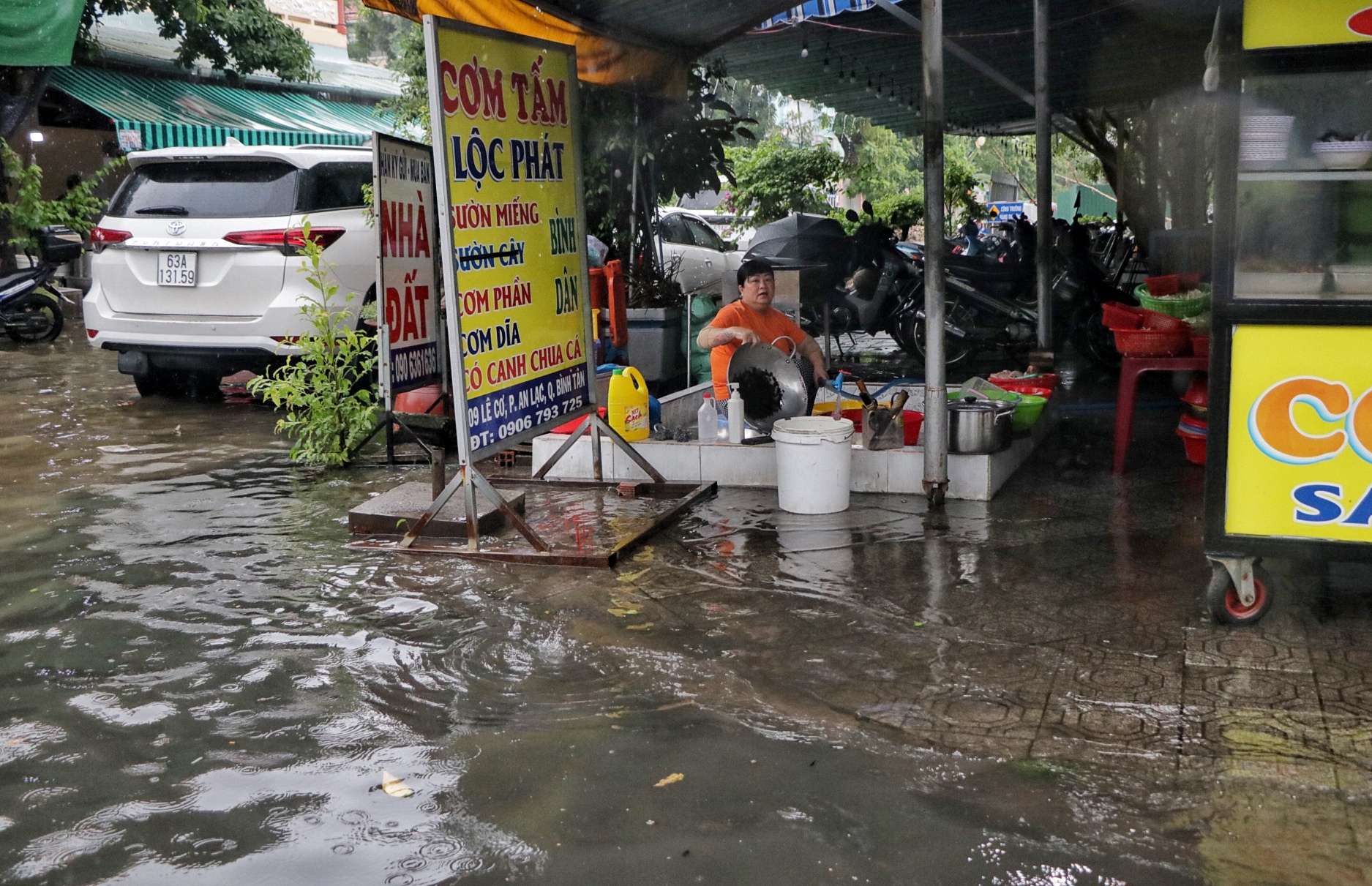 TP.HCM mưa ngập sáng nay gây khó khăn cho người dân Trong giờ đi làm - Ảnh 7. TP.HCM mưa ngập sáng nay gây khó khăn cho người dân Trong giờ đi làm - Ảnh 7.