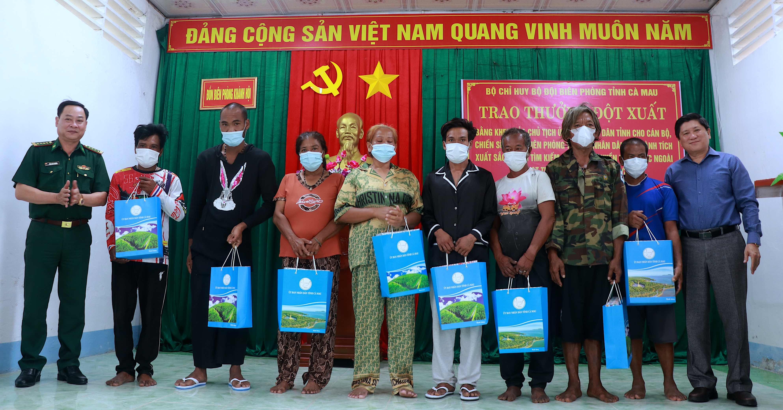 Cà Mau: Hỗ trợ 8 người nước ngoài gặp nạn trên biển- Ảnh 2. Cà Mau: Hỗ trợ 8 người nước ngoài gặp nạn trên biển- Ảnh 2.