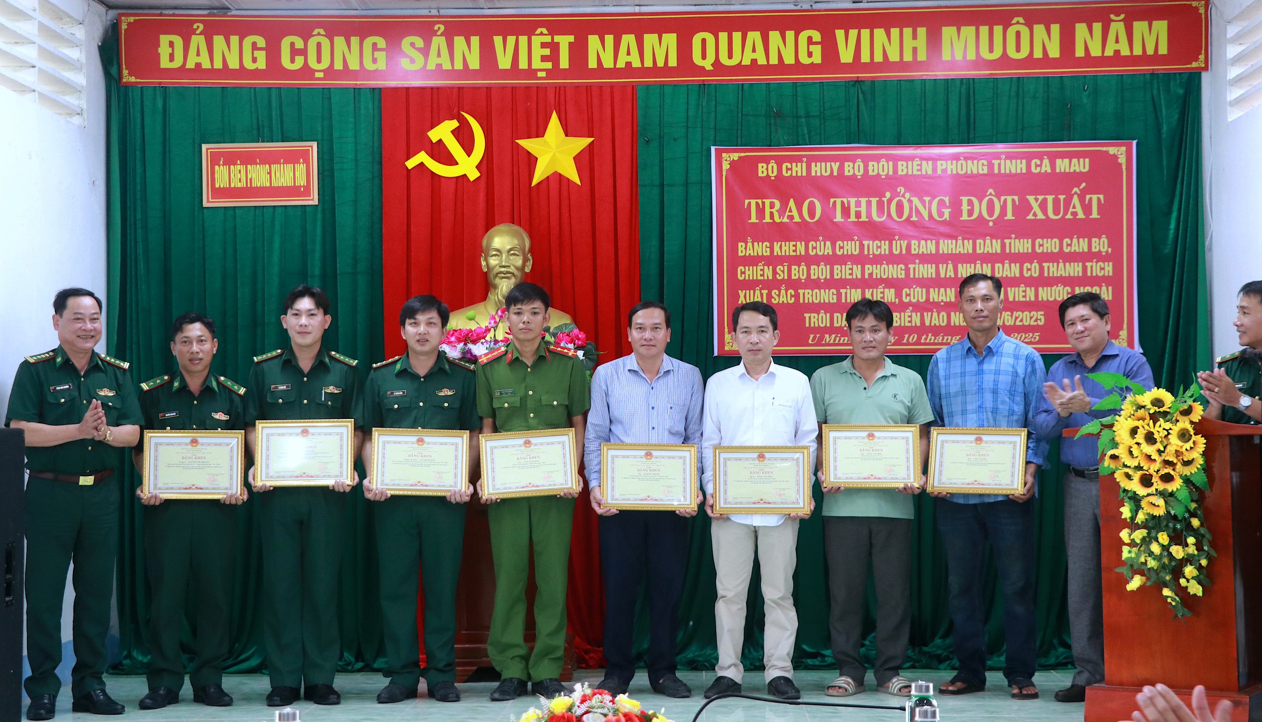 Cà Mau: Hỗ trợ 8 người nước ngoài gặp nạn trên biển- Ảnh 1. Cà Mau: Hỗ trợ 8 người nước ngoài gặp nạn trên biển- Ảnh 1.