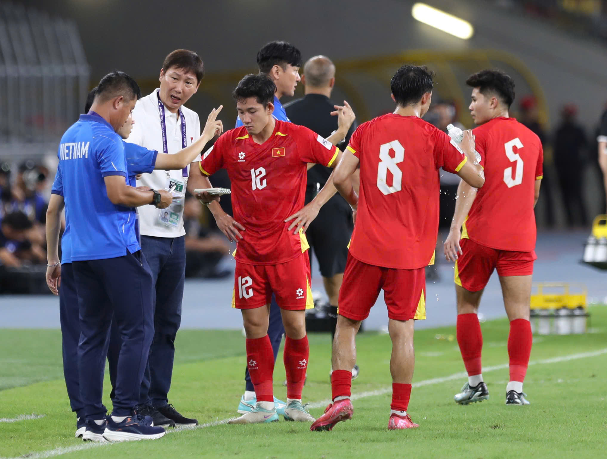 ក្រុមវៀតណាមប្តេជ្ញាមិនធ្វើតាមនិន្នាការនៃការបង្កើតកីឡាករក្នុងការបើកបរ៖ បំភ្លឺភ្លើងនៃសេចក្តីប្រាថ្នា - រូបថត ១. Đội tuyển Việt Nam kiên quyết không chạy theo ‘mốt’ nhập tịch hàng tá: Thắp sáng ngọn lửa khát vọng- Ảnh 1.