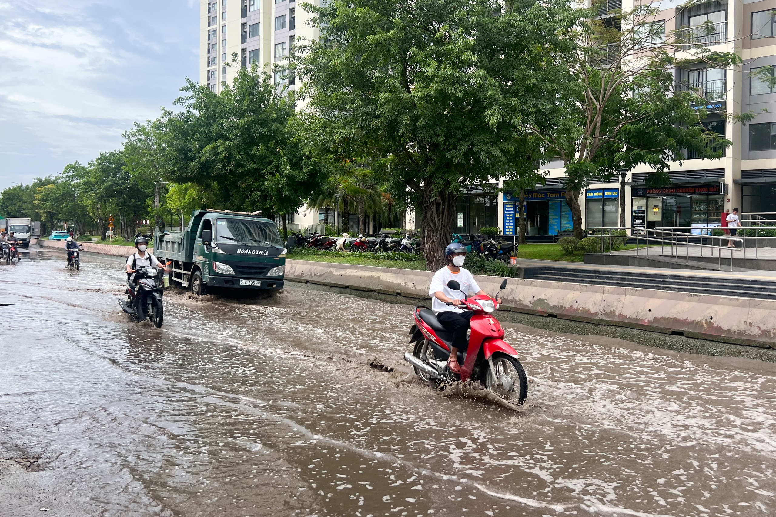 Ngập đường tại TP . Thủ Đức: Tình trạng đáng báo động sau cơn mưa lớn liên tiếp - Ảnh 2.