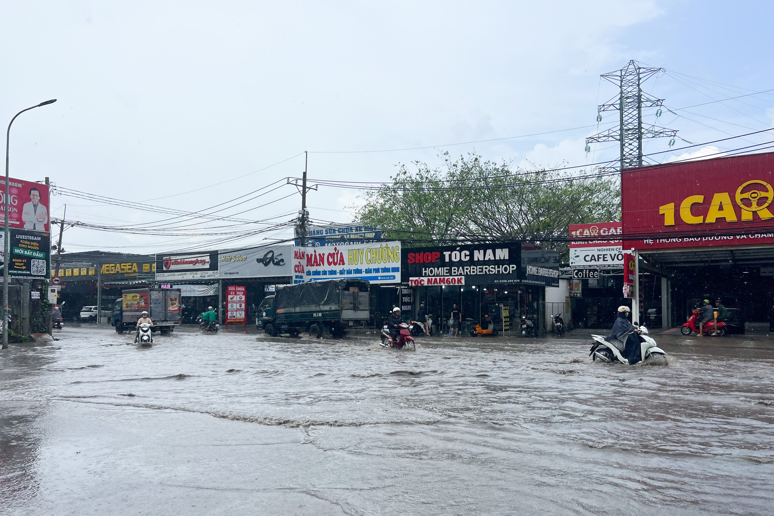 Ngập đường tại TP . Thủ Đức: Tình trạng đáng báo động sau cơn mưa lớn liên tiếp - Ảnh 1.