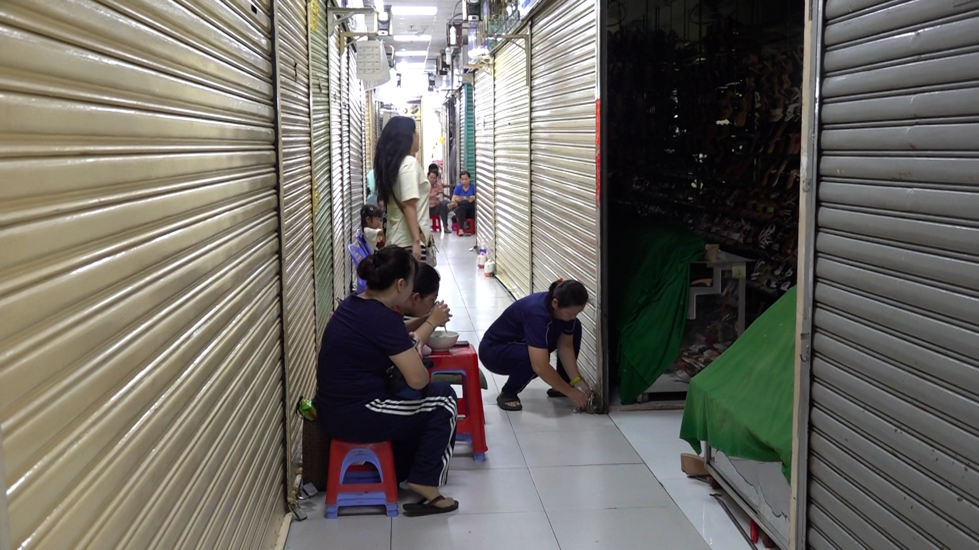 Tiểu thương chợ sỉ đóng cửa đầu tuần: Chuyện gì đang xảy ra? - Ảnh 2.