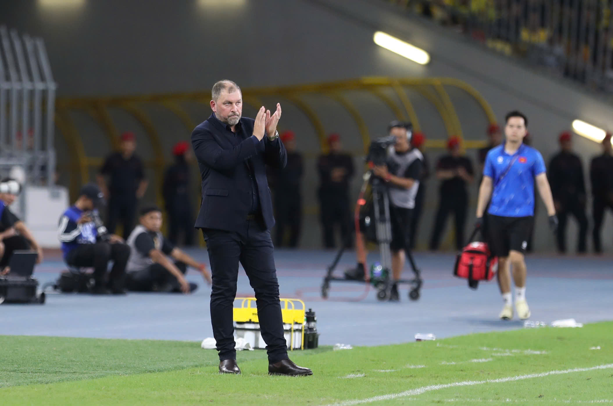 Vừa kháng cáo FIFA, FAM vừa t…