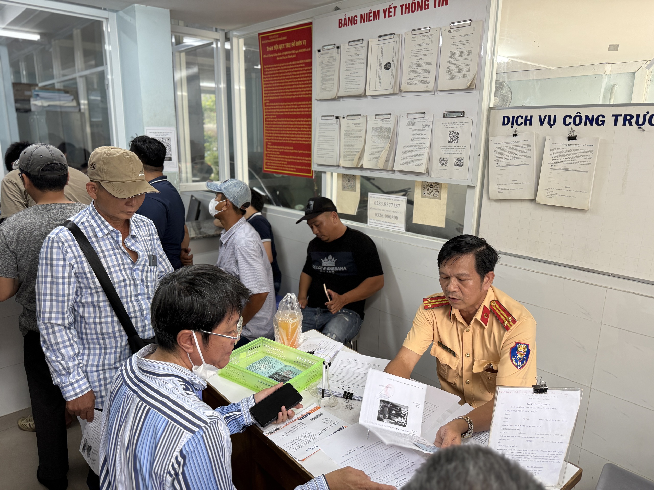 Dừng, đỗ ô tô để ăn uống, tài xế ngỡ ngàng vì bị phạt nguội - Ảnh 2. Đỗ ô tô ăn uống, tài xế ngỡ ngàng vì bị phạt nguội - Ảnh 3.