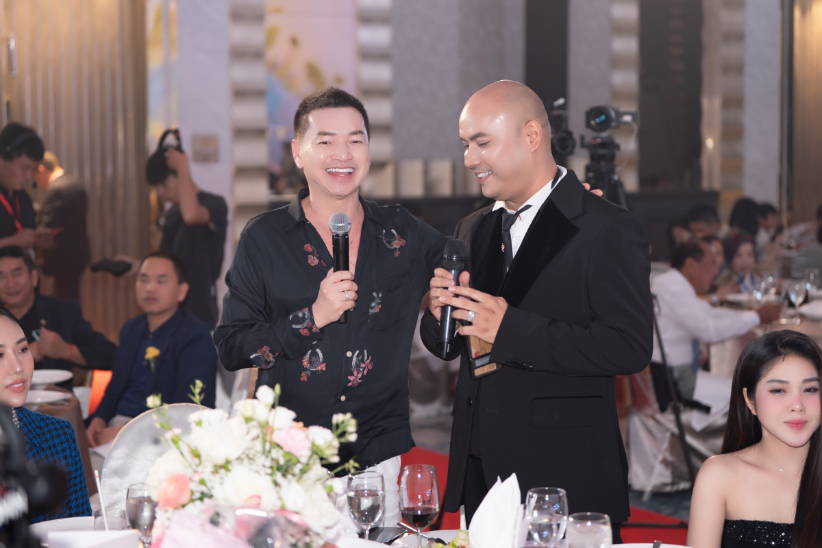 Danh ca Ngọc Sơn trổ tài nói tiếng Thái khiến Quang Minh bất ngờ - Ảnh 3.