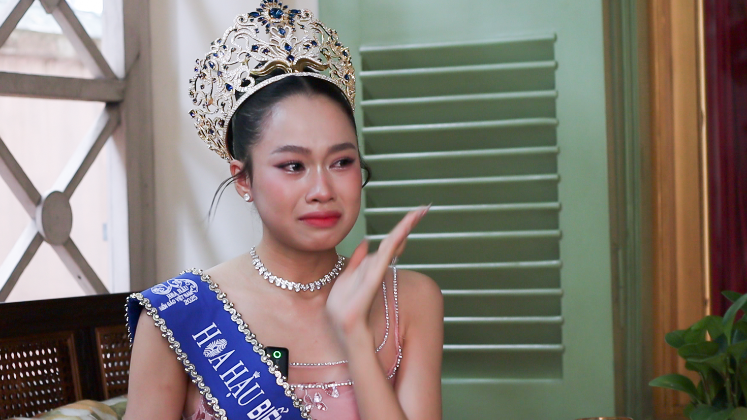 Tân Hoa hậu Biển đảo Việt Nam bật khóc nhớ về bữa cơm với bát nước mắm - Ảnh 1.