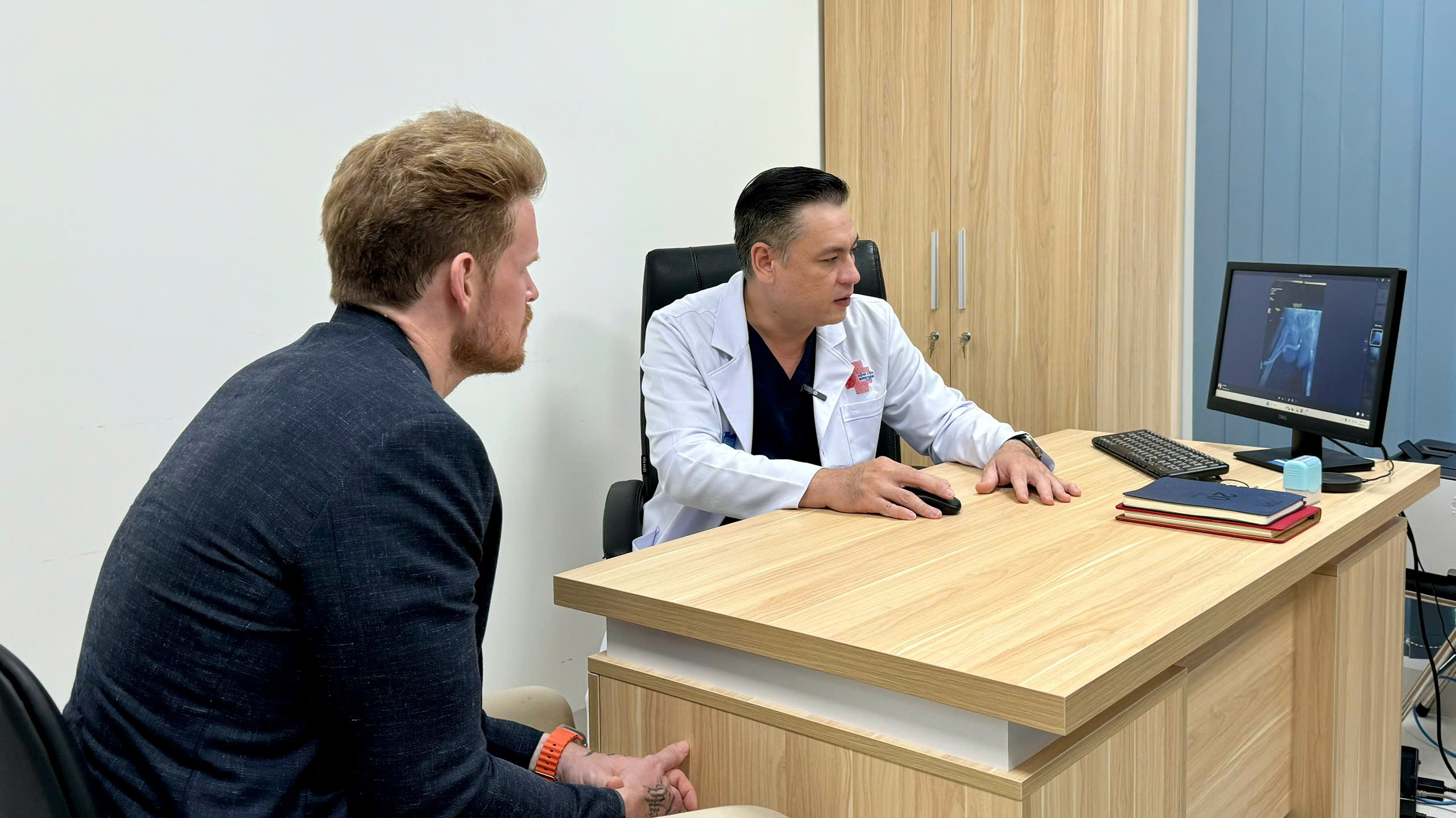 Chạy chữa 15 năm, bệnh nhân nước ngoài lần đầu khỏi bệnh tại Bệnh viện Bình Dân Chạy chữa 15 năm, bệnh nhân nước ngoài lần đầu khỏi bệnh tại Bệnh viện Bình Dân