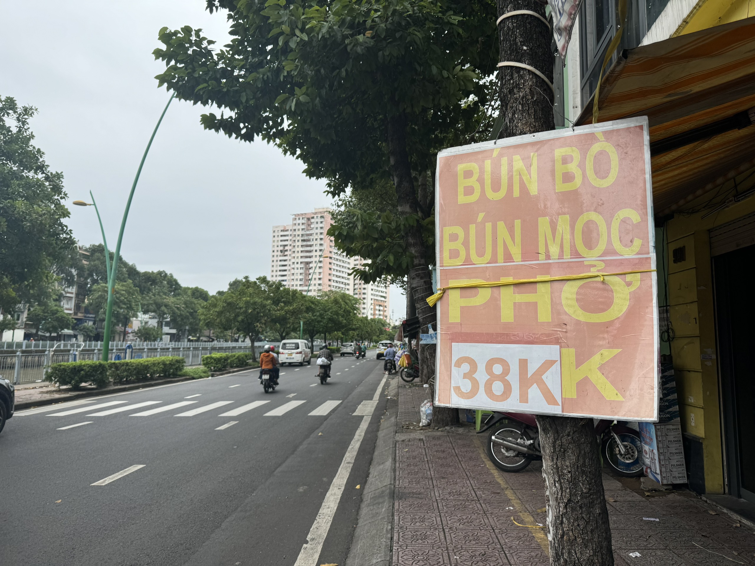 Tăng giá hay nghỉ bán? Chủ quán TP.HCM rối bời giữa bão chi phí ngành F&B Tăng giá hay nghỉ bán? Chủ quán TP.HCM rối bời giữa bão chi phí ngành F&B