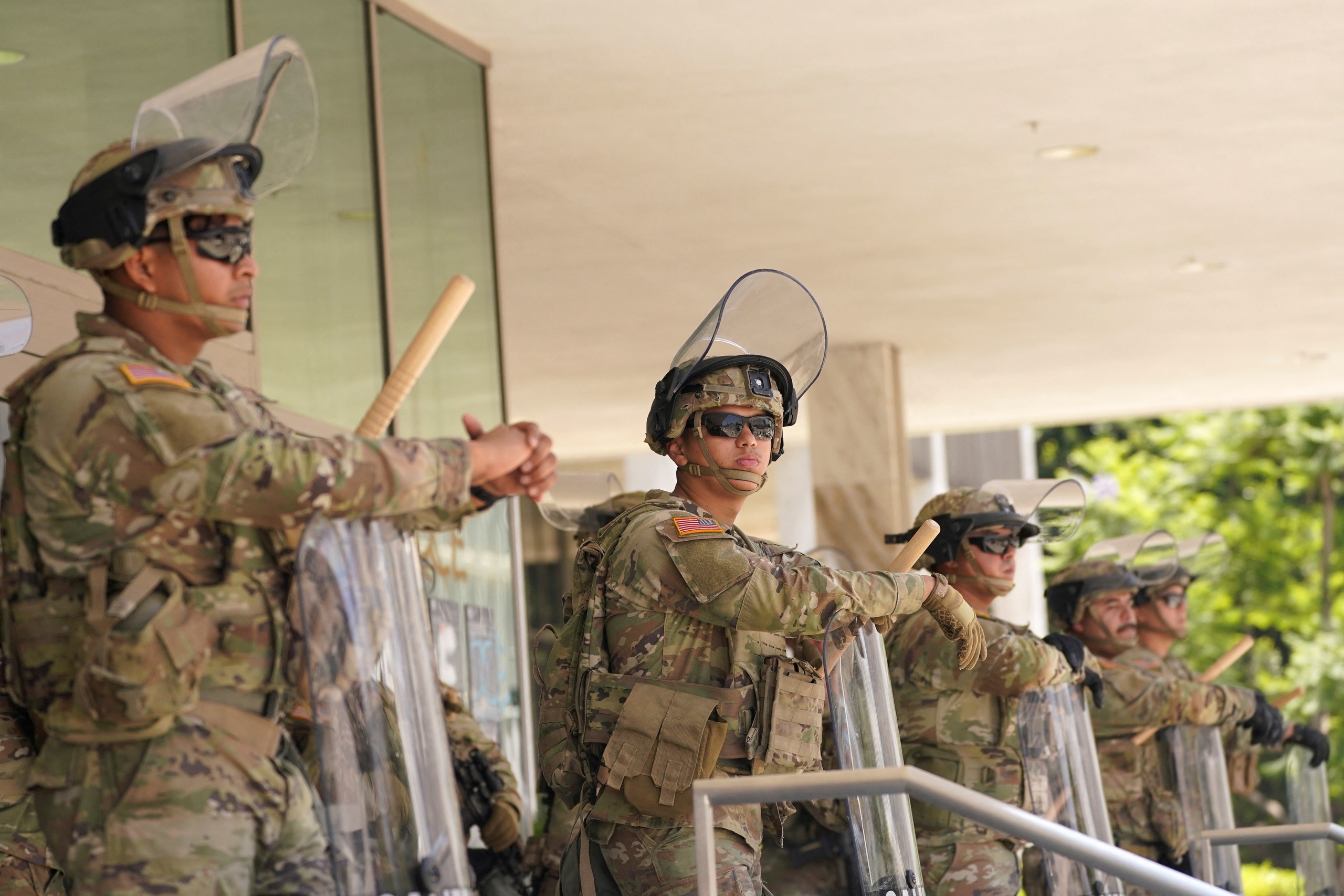 L&iacute;nh Thủy đ&aacute;nh bộ Mỹ đến Los Angeles theo lệnh của &ocirc;ng Trump - Ảnh 1.