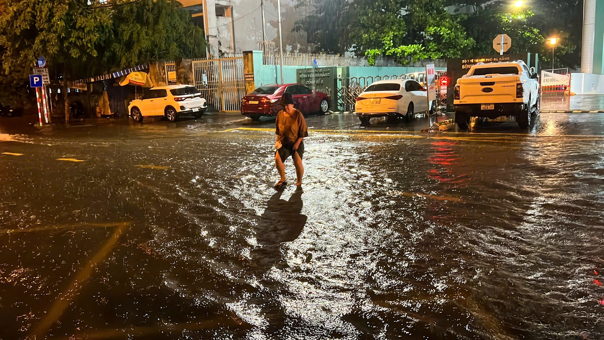 Mưa lớn do bão số 1, nhiều tuyến phố ở Đà Nẵng ngập sâu trong đêm- Ảnh 3. Mưa lớn do bão số 1, nhiều tuyến phố ở Đà Nẵng ngập sâu trong đêm- Ảnh 3.