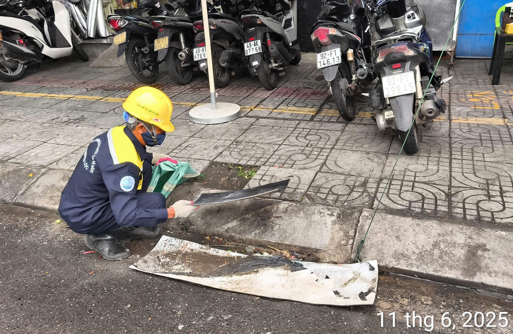 Đà Nẵng: Đồng loạt khơi thông cửa thu, nạo vét ứng phó mưa lớn do áp thấp- Ảnh 3.