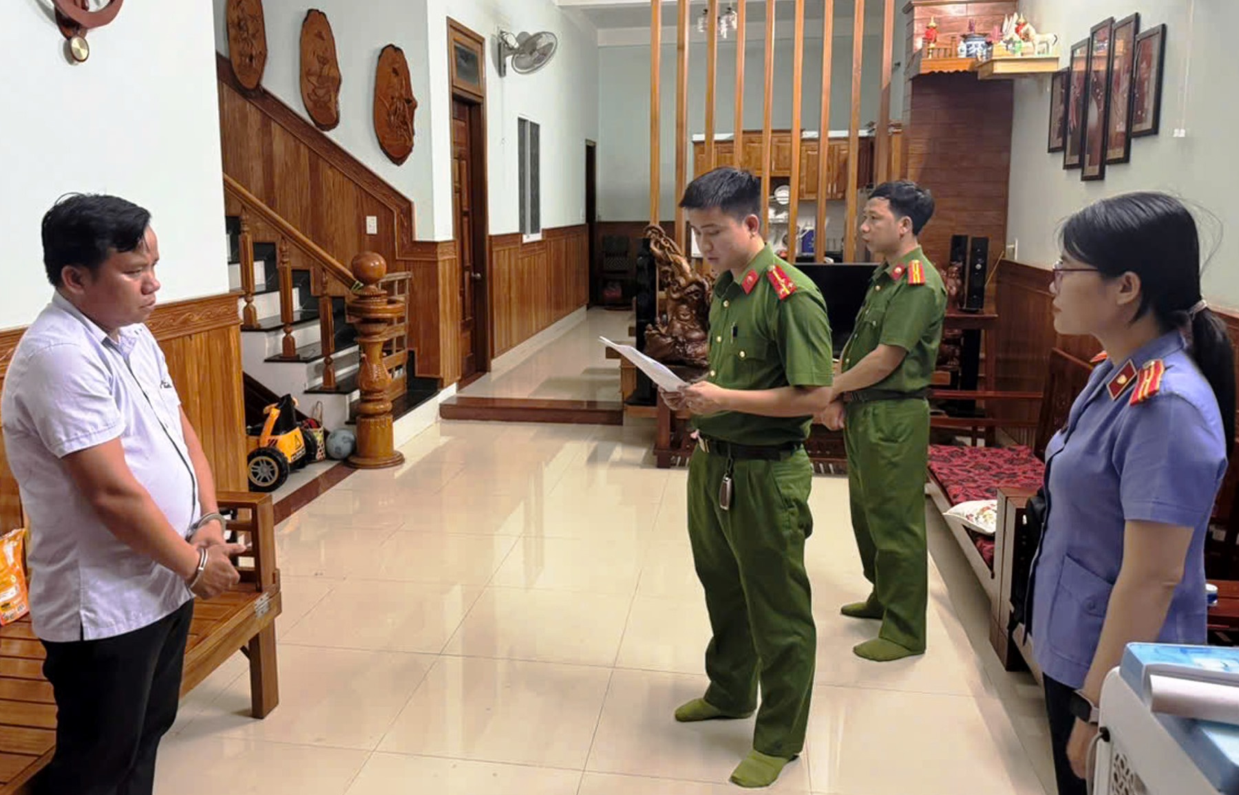 Quảng Nam: Bắt giam 2 bị can vi phạm quy định bồi thường, hỗ trợ tái định cư- Ảnh 1. Quảng Nam: Bắt giam 2 bị can vi phạm quy định bồi thường, hỗ trợ tái định cư- Ảnh 1.