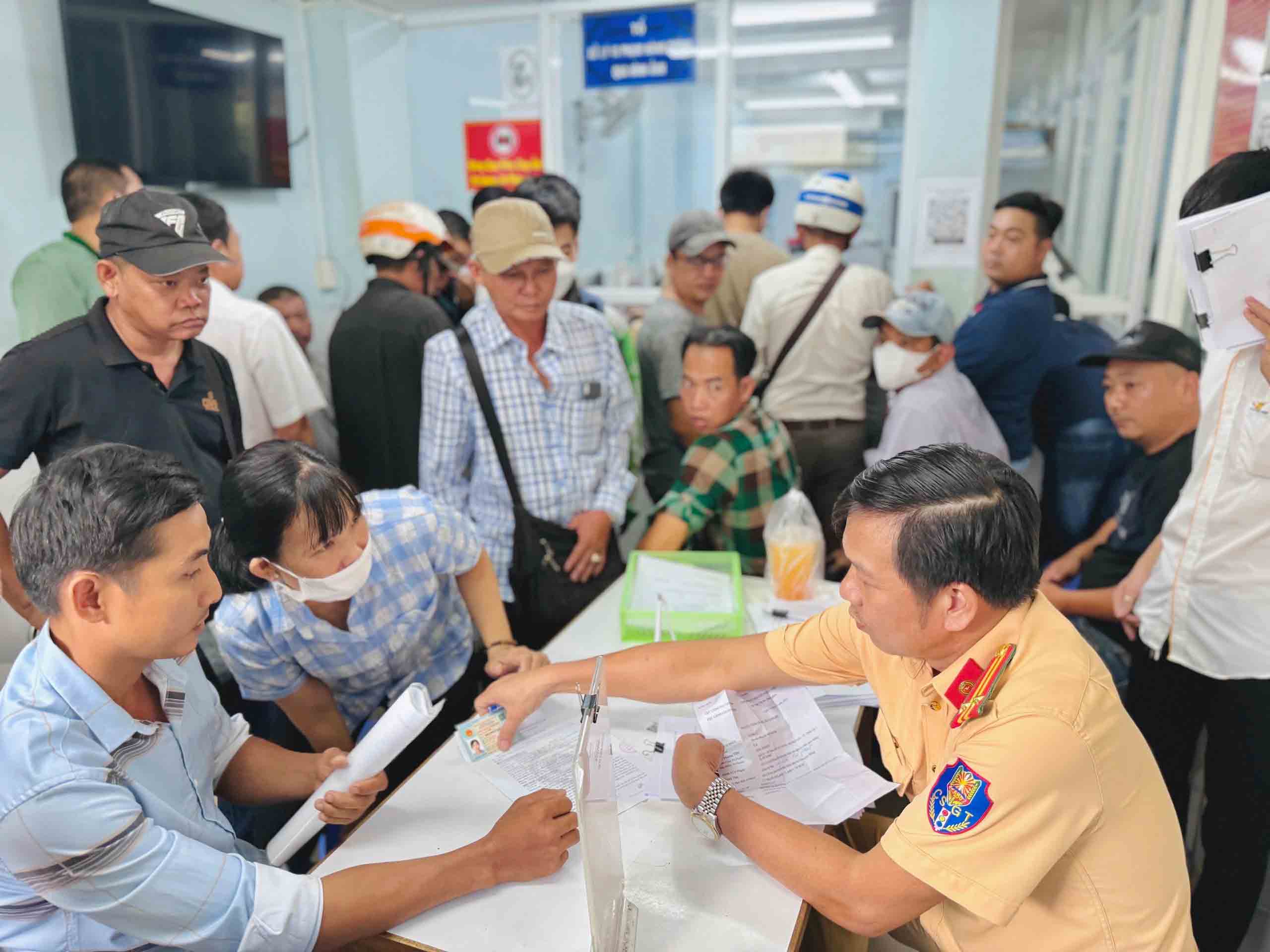 Lăng kính bạn đọc: Ai cũng mong được nộp nhanh phạt nguội - Ảnh 1.