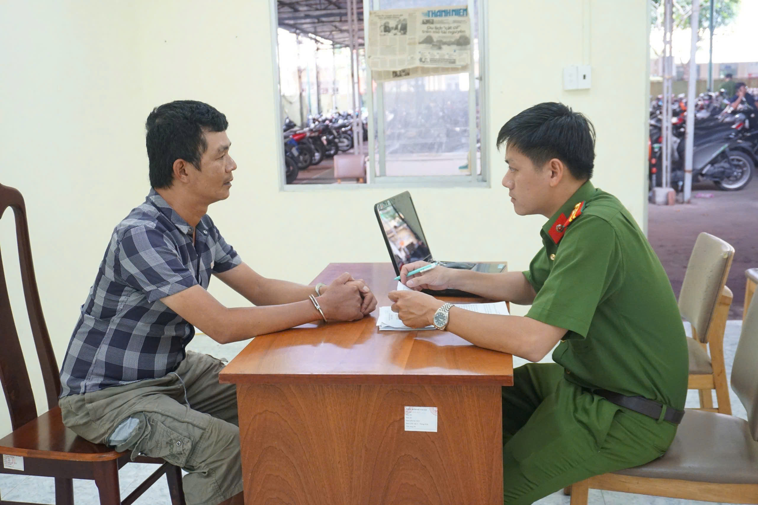 Bắt 2 người đăng tin xuyên tạc về nguyên Giám đốc Công an TP.HCM Lê Hồng Nam- Ảnh 2. Bắt 2 người đăng tin xuyên tạc về nguyên Giám đốc Công an TP.HCM Lê Hồng Nam- Ảnh 2.