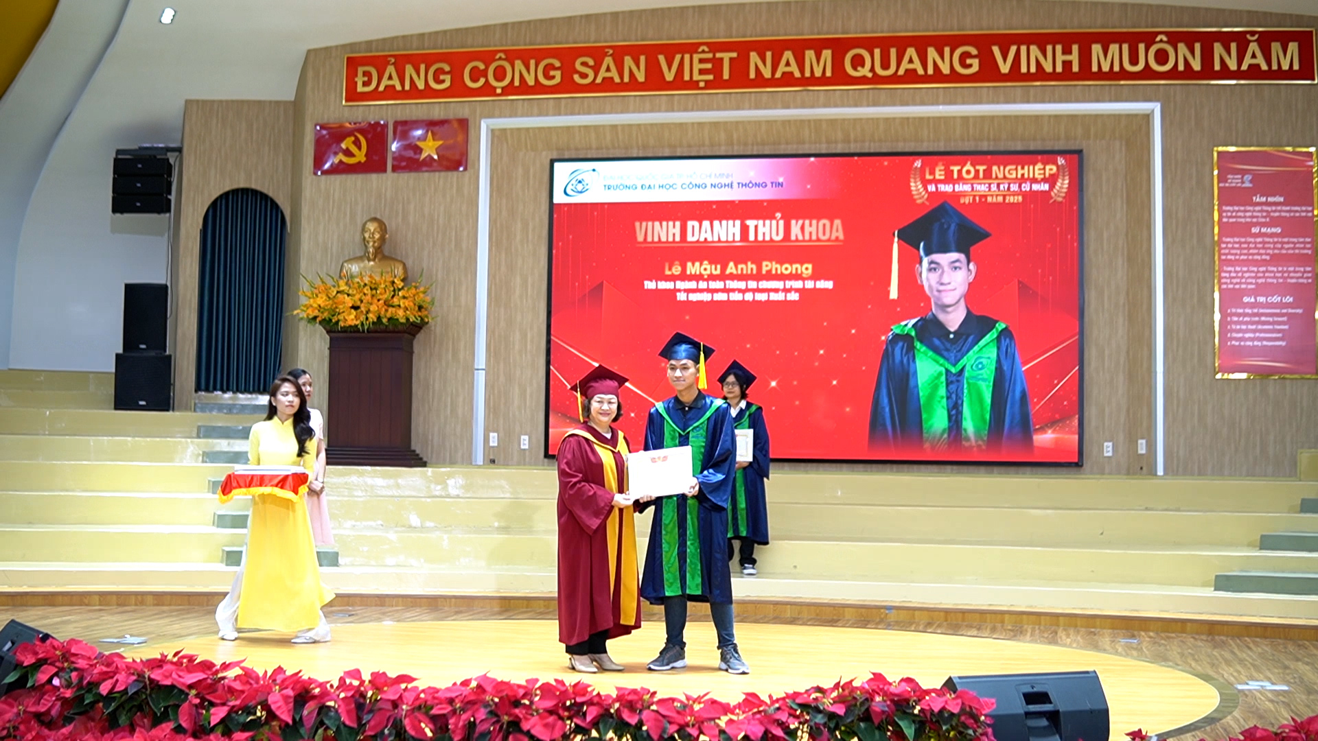 Hành trình chạm đến ước mơ của những tân cử nhân xuất sắc UIT- Ảnh 1. Hành trình chạm đến ước mơ của những tân cử nhân xuất sắc UIT- Ảnh 1.
