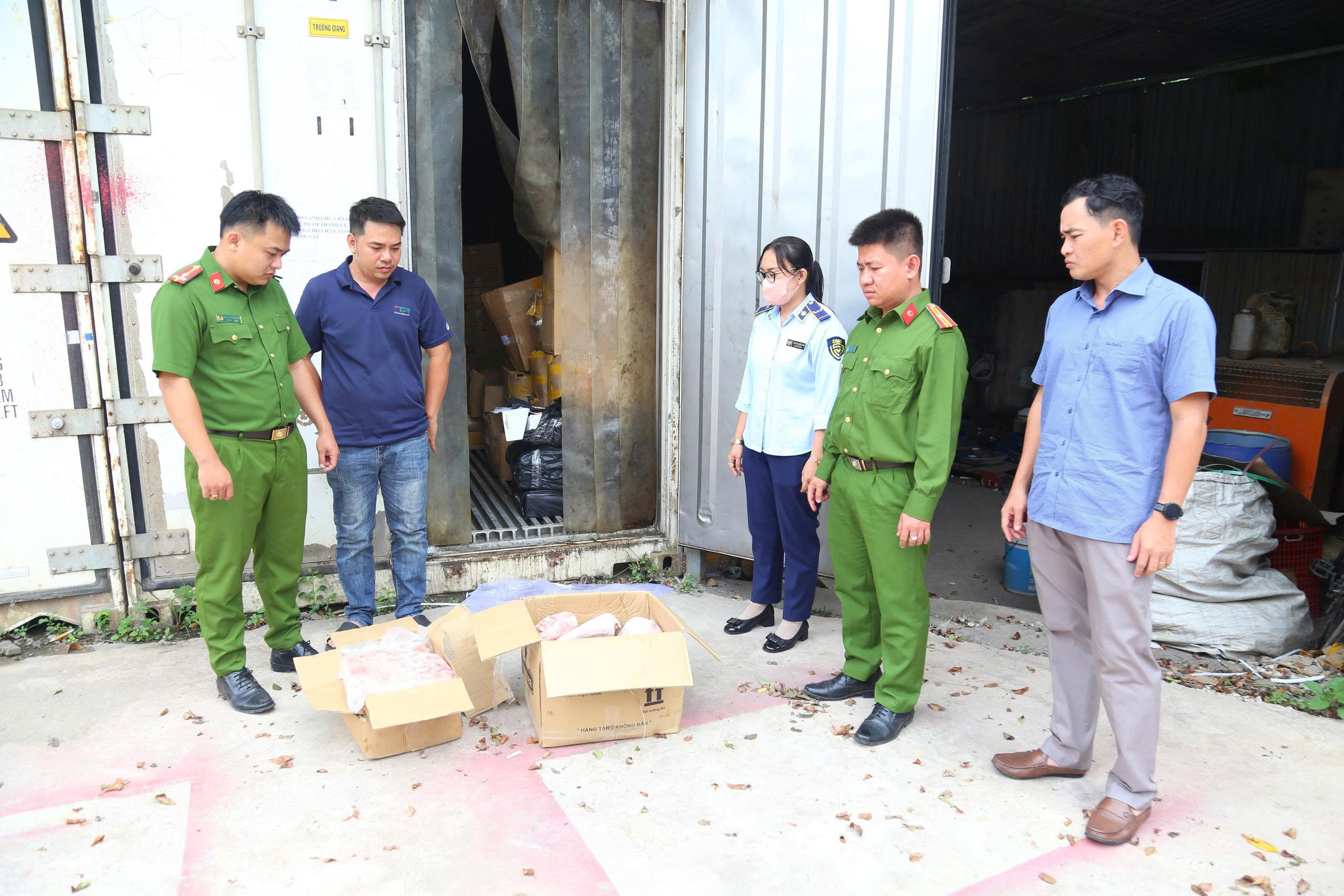Bình Dương: Bắt giữ 6,2 tấn thịt heo, gà, xúc xích hết hạn sử dụng - Ảnh 1.