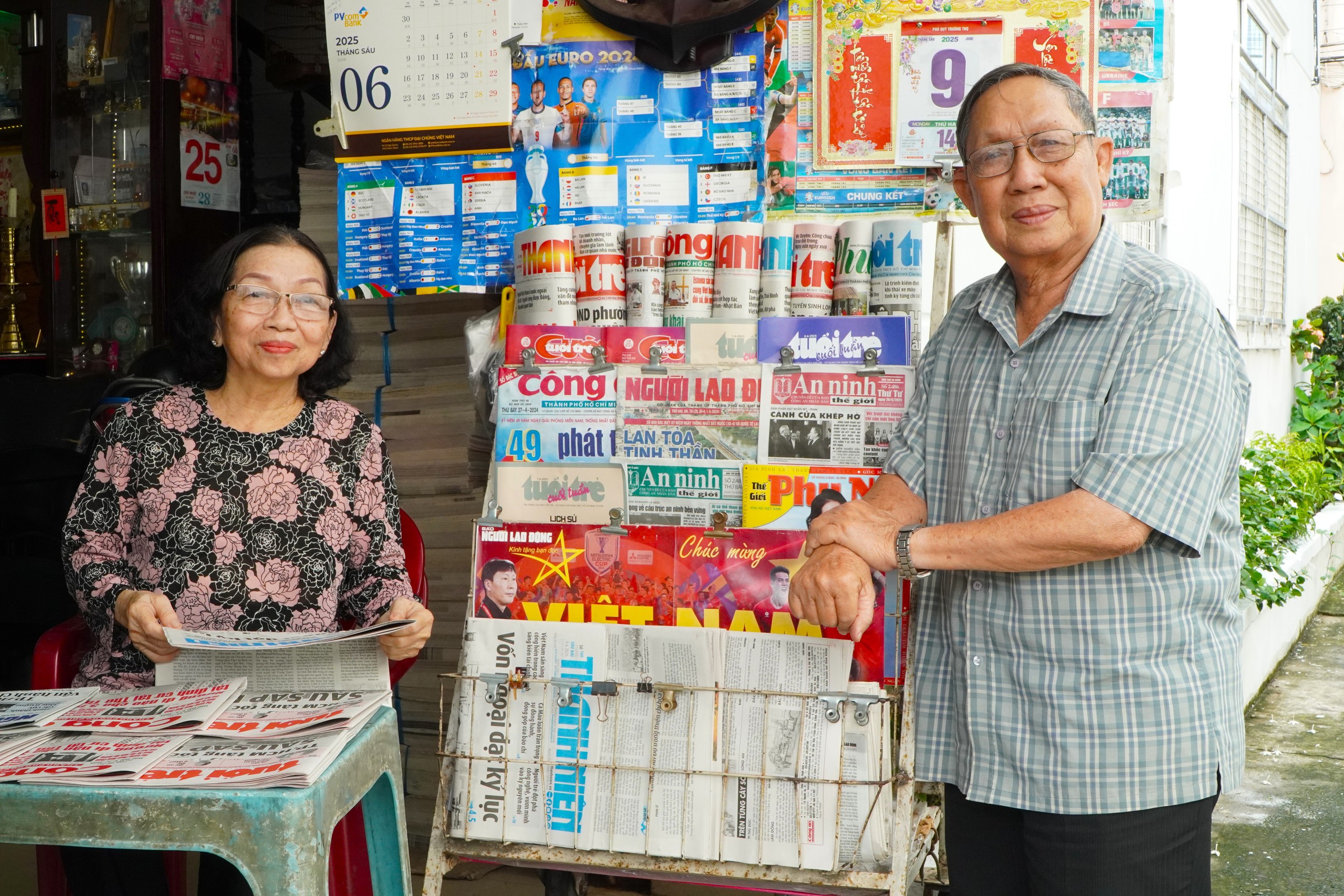 Sạp báo núp hẻm ‘độc lạ Cần Thơ’: Mỗi ngày chỉ bán 60 – 70 tờ Sạp báo núp hẻm ‘độc lạ Cần Thơ’: Mỗi ngày chỉ bán 60 – 70 tờ