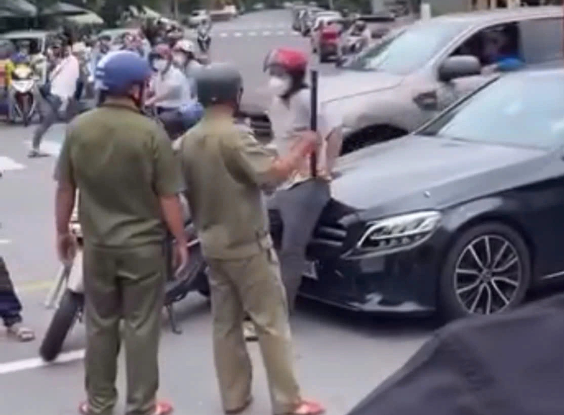 TP.HCM: Chặn đường, cầm đá đập phá ô tô Mercedes - Ảnh 1.
