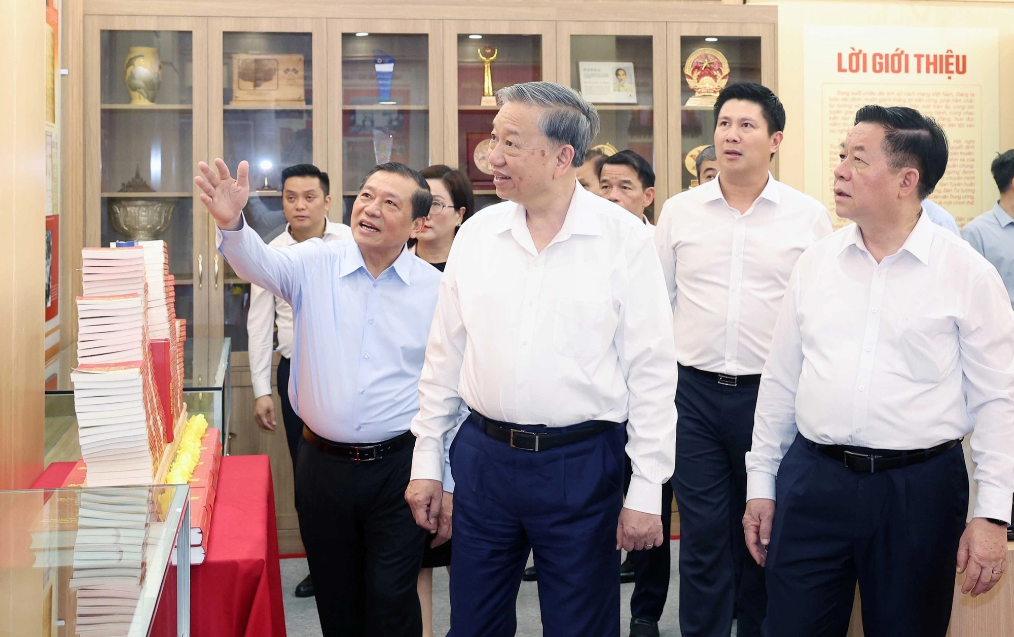 Tổng Bí thư: Tăng cường đấu tranh với quan điểm thù địch trước, trong Đại hội XIV - Ảnh 2.