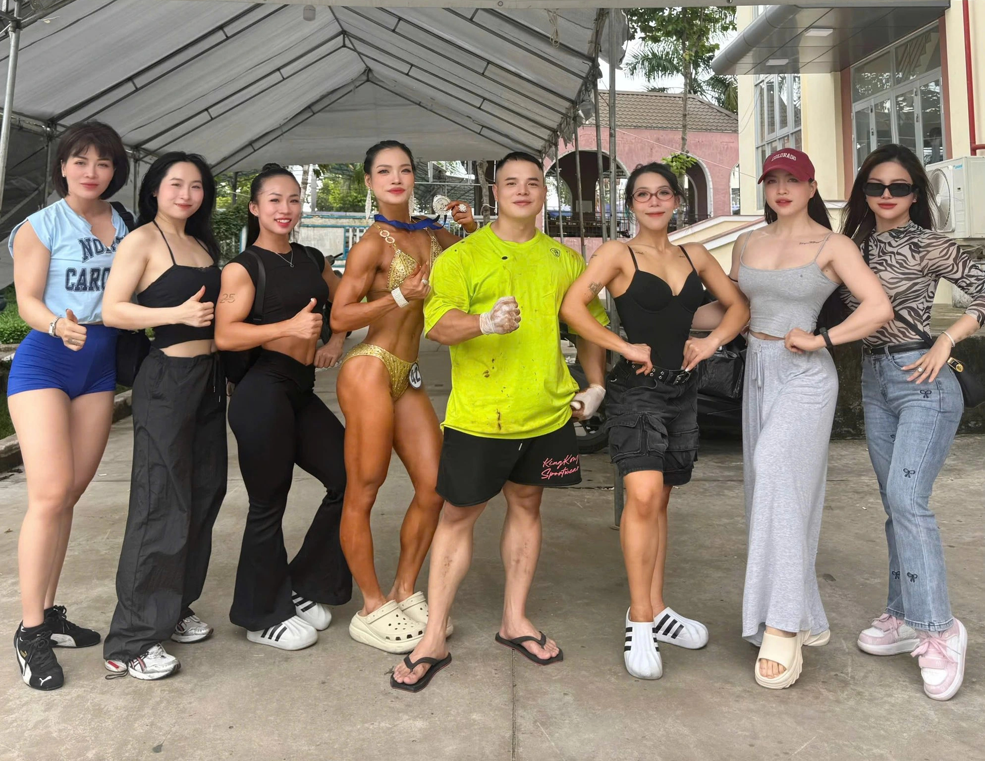 Những nữ VĐV thể hình cơ bắp cuồn cuộn chia sẻ bí quyết lột xác vóc dáng - Ảnh 4.