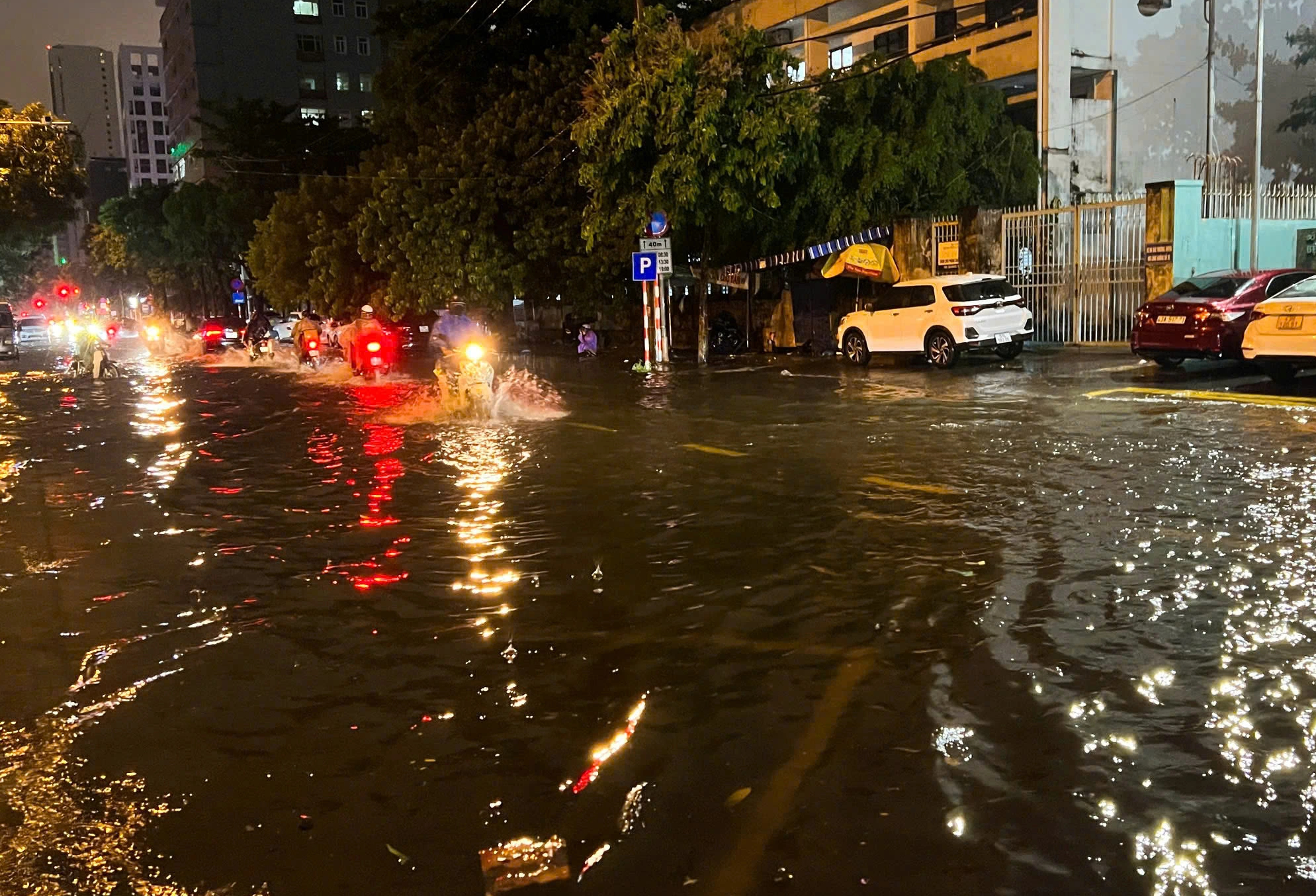 Mưa lớn do bão số 1, nhiều tuyến phố ở Đà Nẵng ngập sâu trong đêm- Ảnh 2. Mưa lớn do bão số 1, nhiều tuyến phố ở Đà Nẵng ngập sâu trong đêm- Ảnh 2.