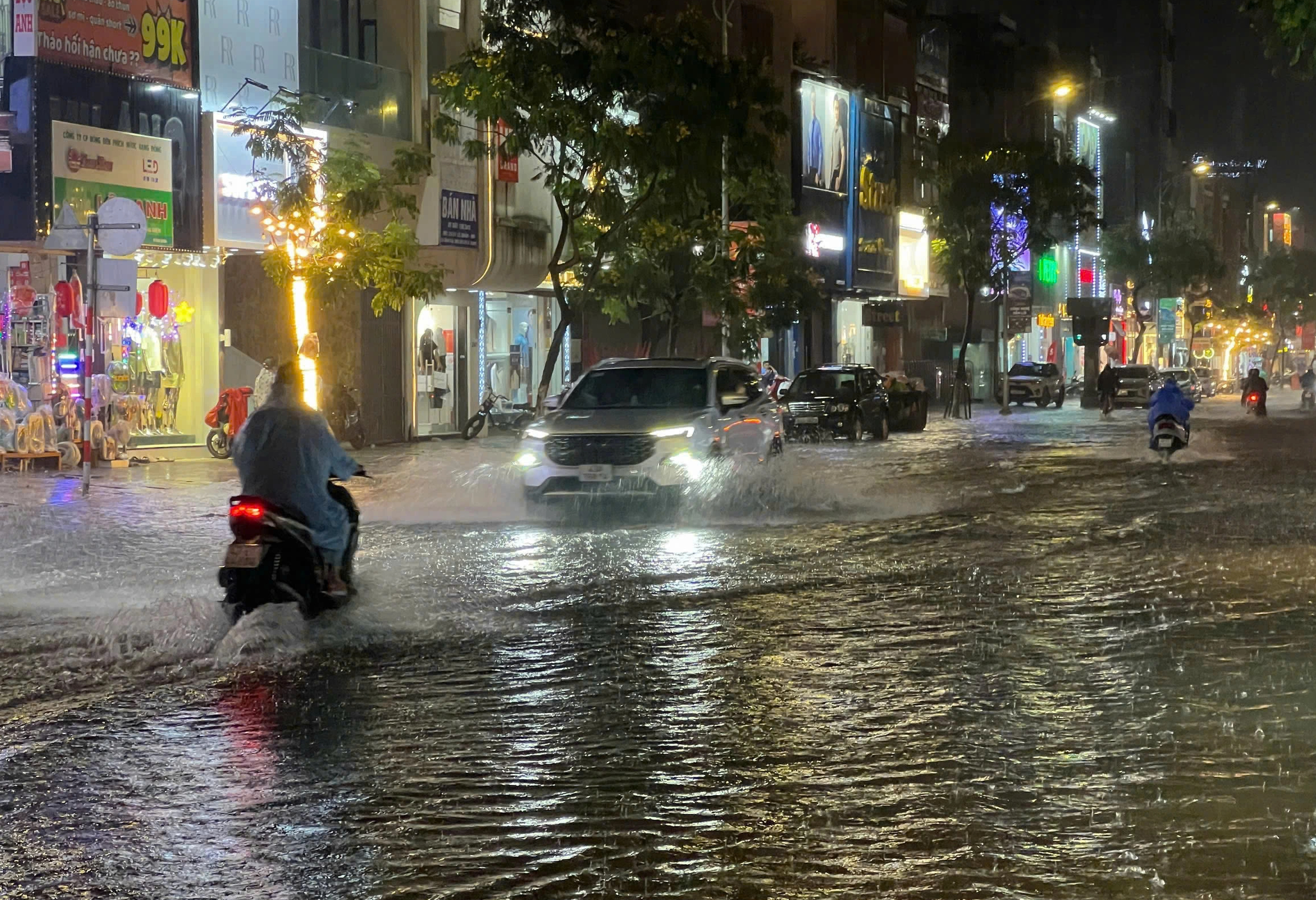 Mưa lớn do bão số 1, nhiều tuyến phố ở Đà Nẵng ngập sâu trong đêm- Ảnh 1. Mưa lớn do bão số 1, nhiều tuyến phố ở Đà Nẵng ngập sâu trong đêm- Ảnh 1.