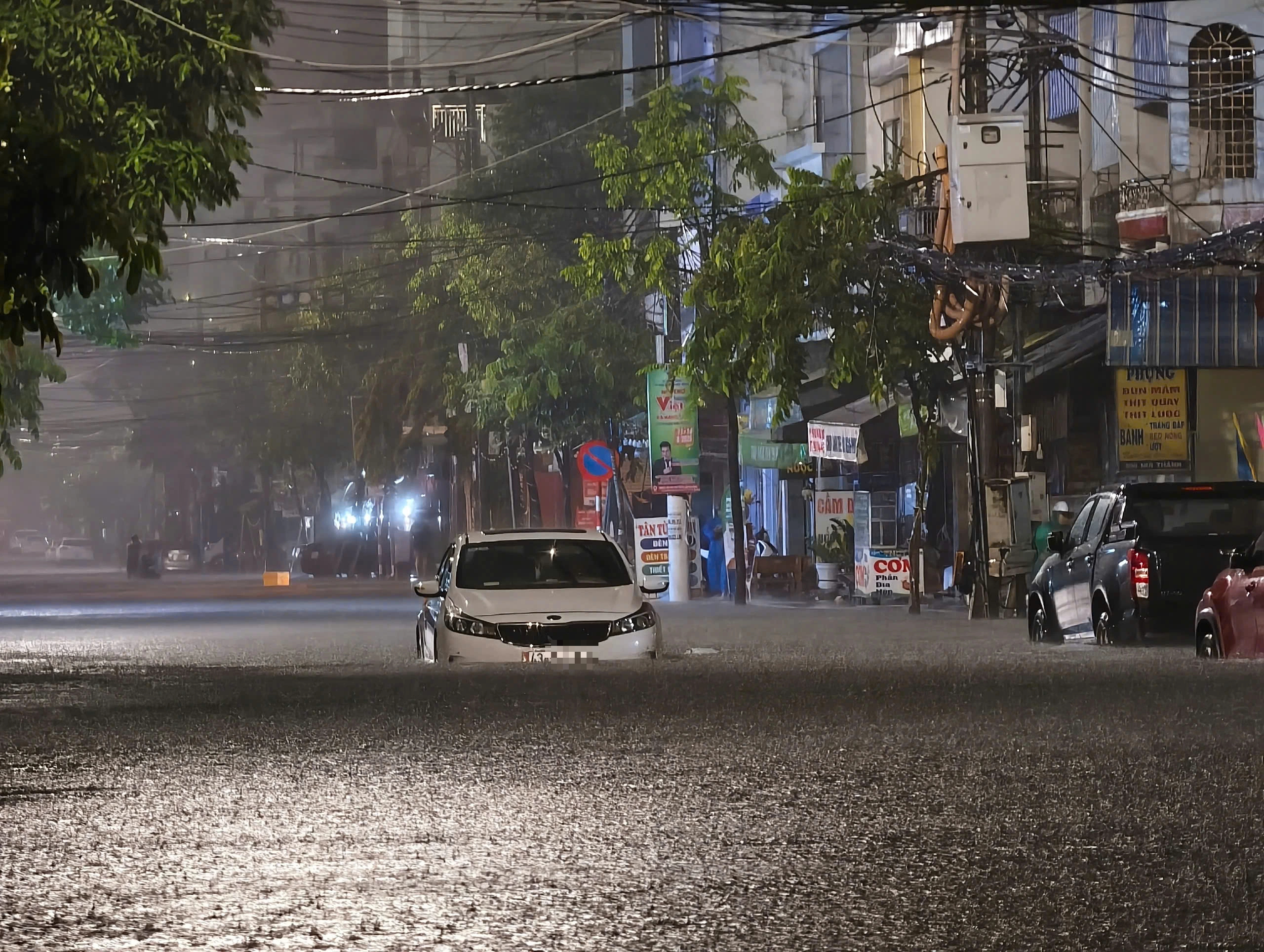 Đ&agrave; Nẵng: Người d&acirc;n trắng đ&ecirc;m 'giải cứu' &ocirc; t&ocirc; khỏi biển nước- Ảnh 2.