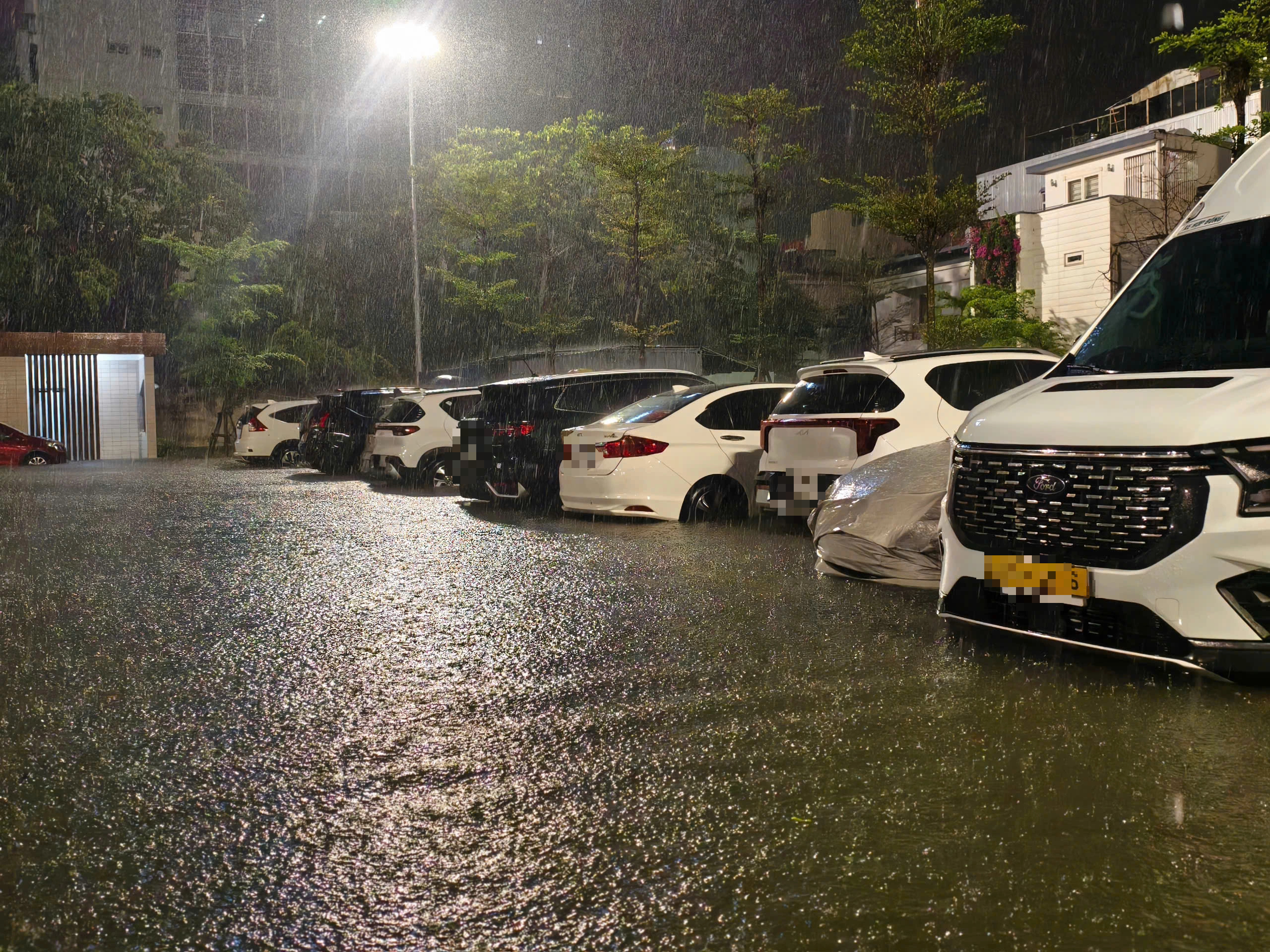 Đ&agrave; Nẵng: Người d&acirc;n trắng đ&ecirc;m 'giải cứu' &ocirc; t&ocirc; khỏi biển nước- Ảnh 4.