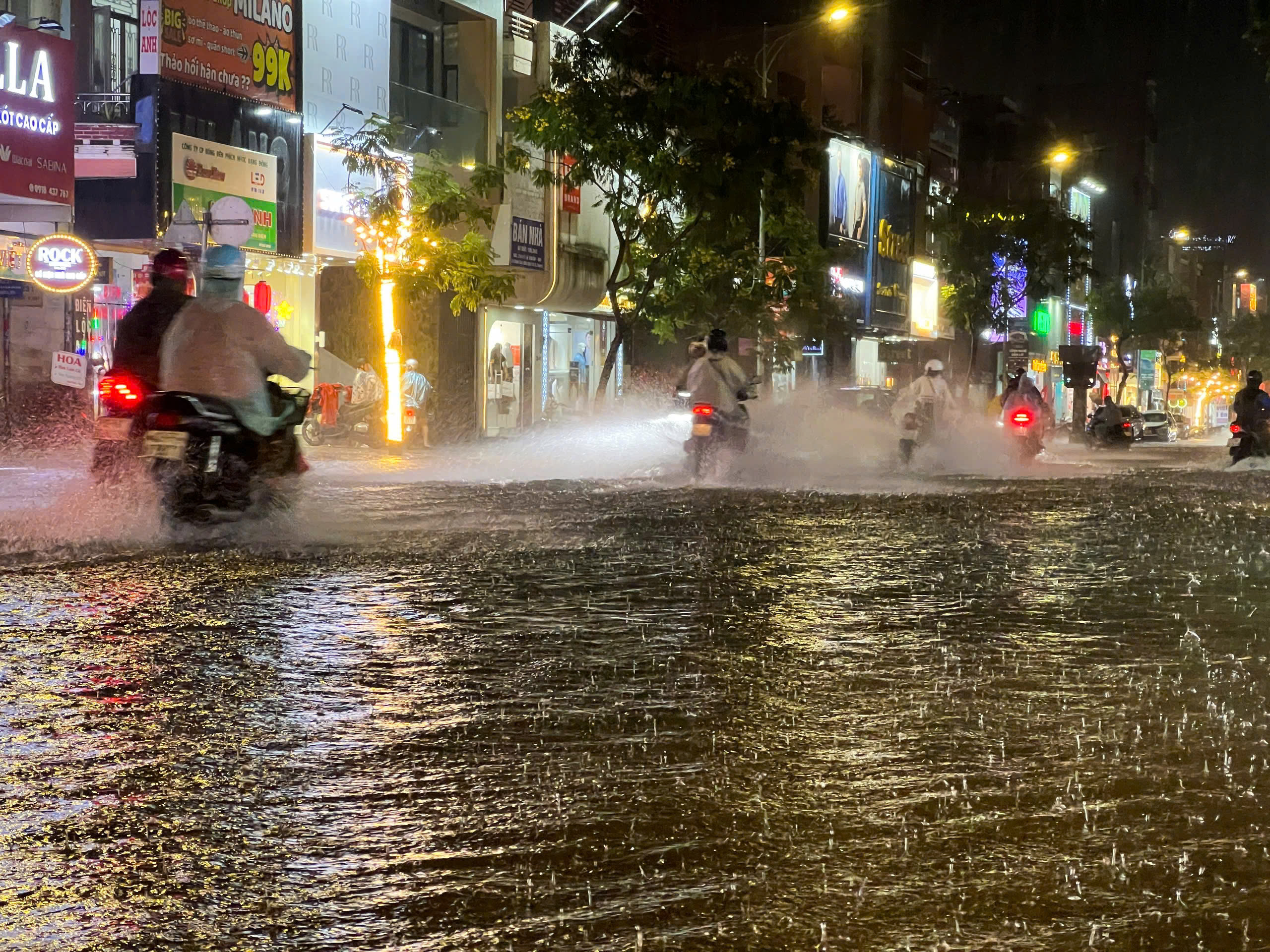 Mưa lớn do bão số 1, nhiều tuyến phố ở Đà Nẵng ngập sâu trong đêm- Ảnh 5. Mưa lớn do bão số 1, nhiều tuyến phố ở Đà Nẵng ngập sâu trong đêm- Ảnh 5.