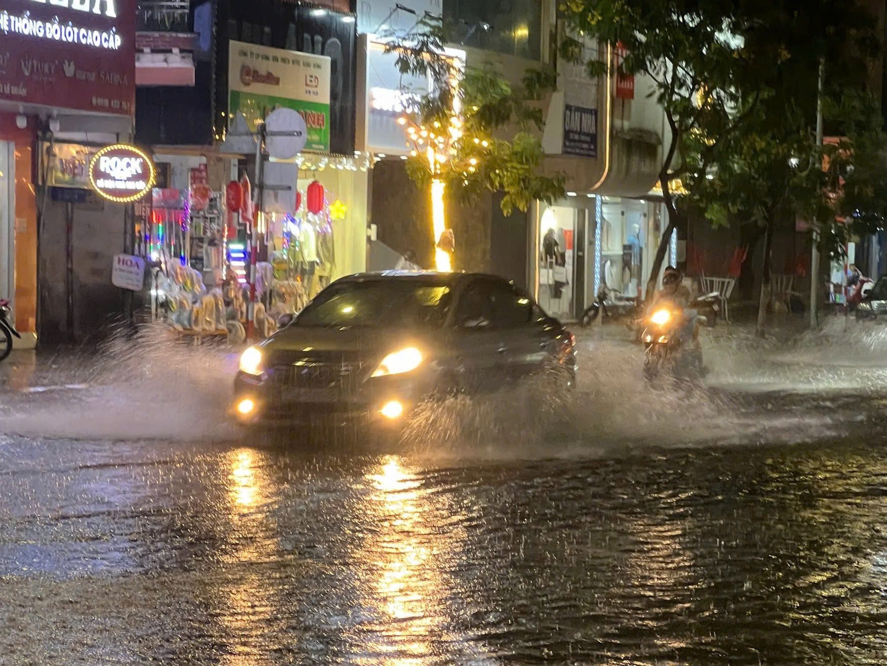 Mưa lớn do bão số 1, nhiều tuyến phố ở Đà Nẵng ngập sâu trong đêm- Ảnh 6. Mưa lớn do bão số 1, nhiều tuyến phố ở Đà Nẵng ngập sâu trong đêm- Ảnh 6.