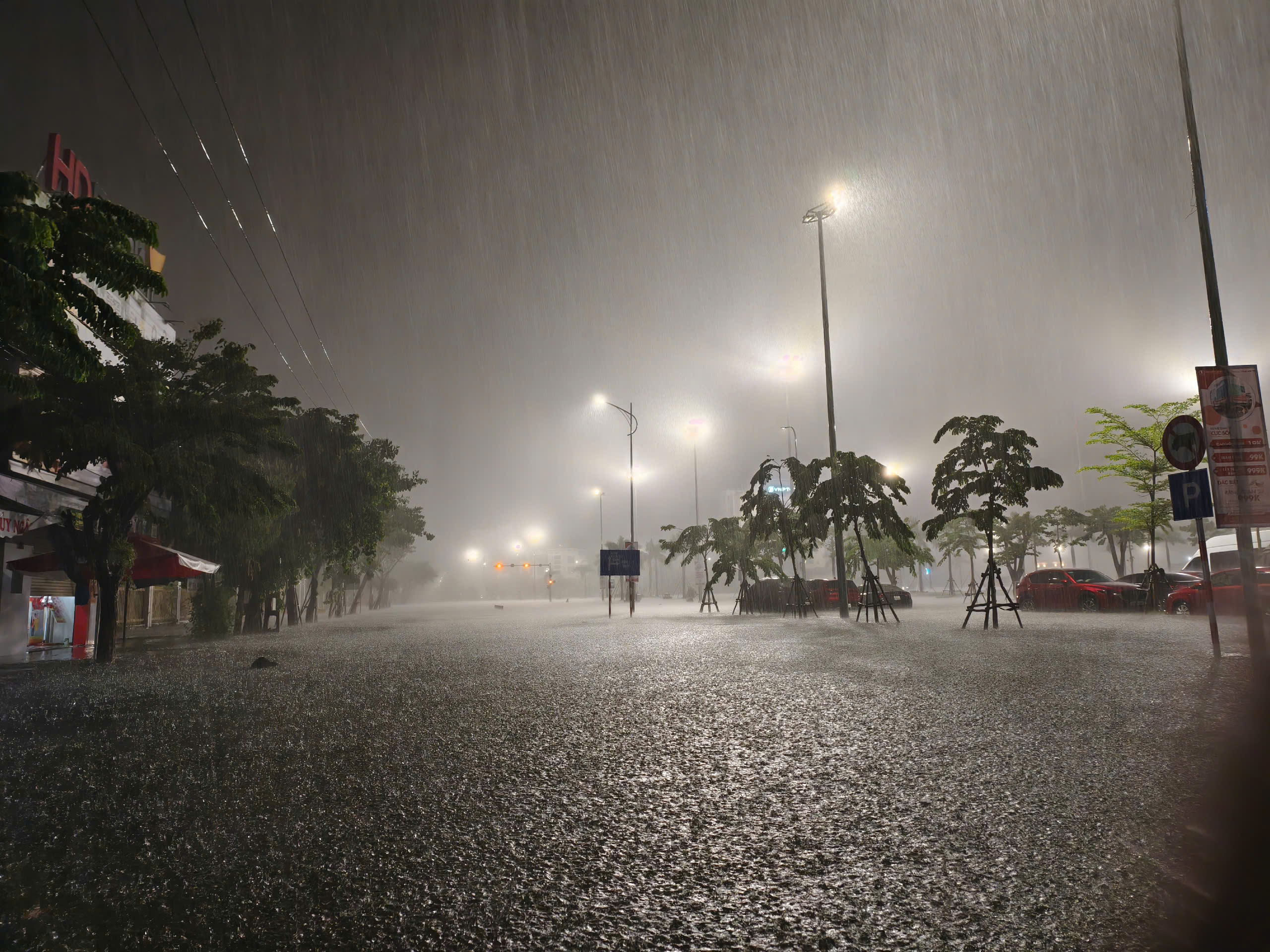 Đ&agrave; Nẵng: Người d&acirc;n trắng đ&ecirc;m 'giải cứu' &ocirc; t&ocirc; khỏi biển nước- Ảnh 1.