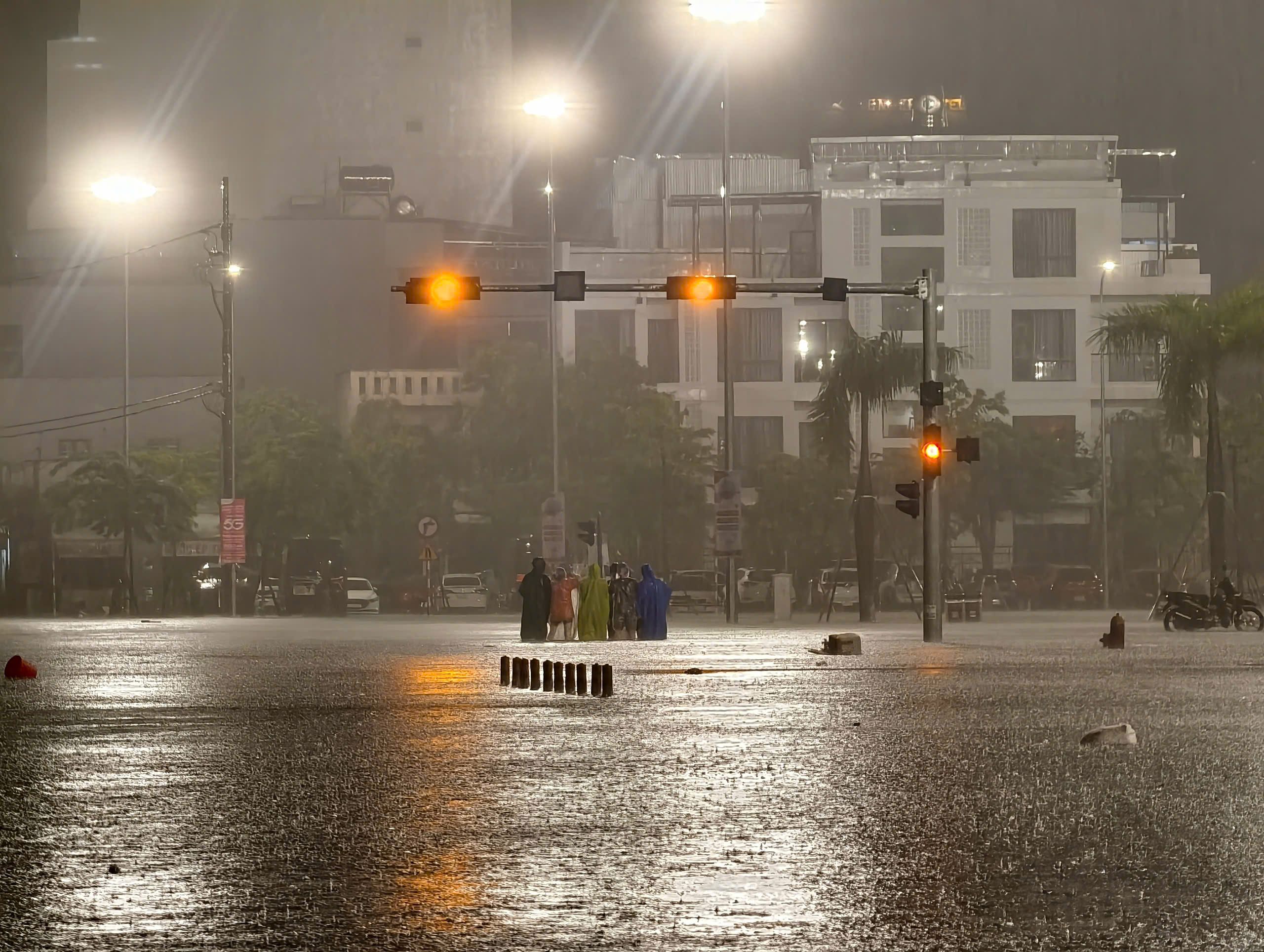 Đ&agrave; Nẵng: Người d&acirc;n trắng đ&ecirc;m 'giải cứu' &ocirc; t&ocirc; khỏi biển nước- Ảnh 6.