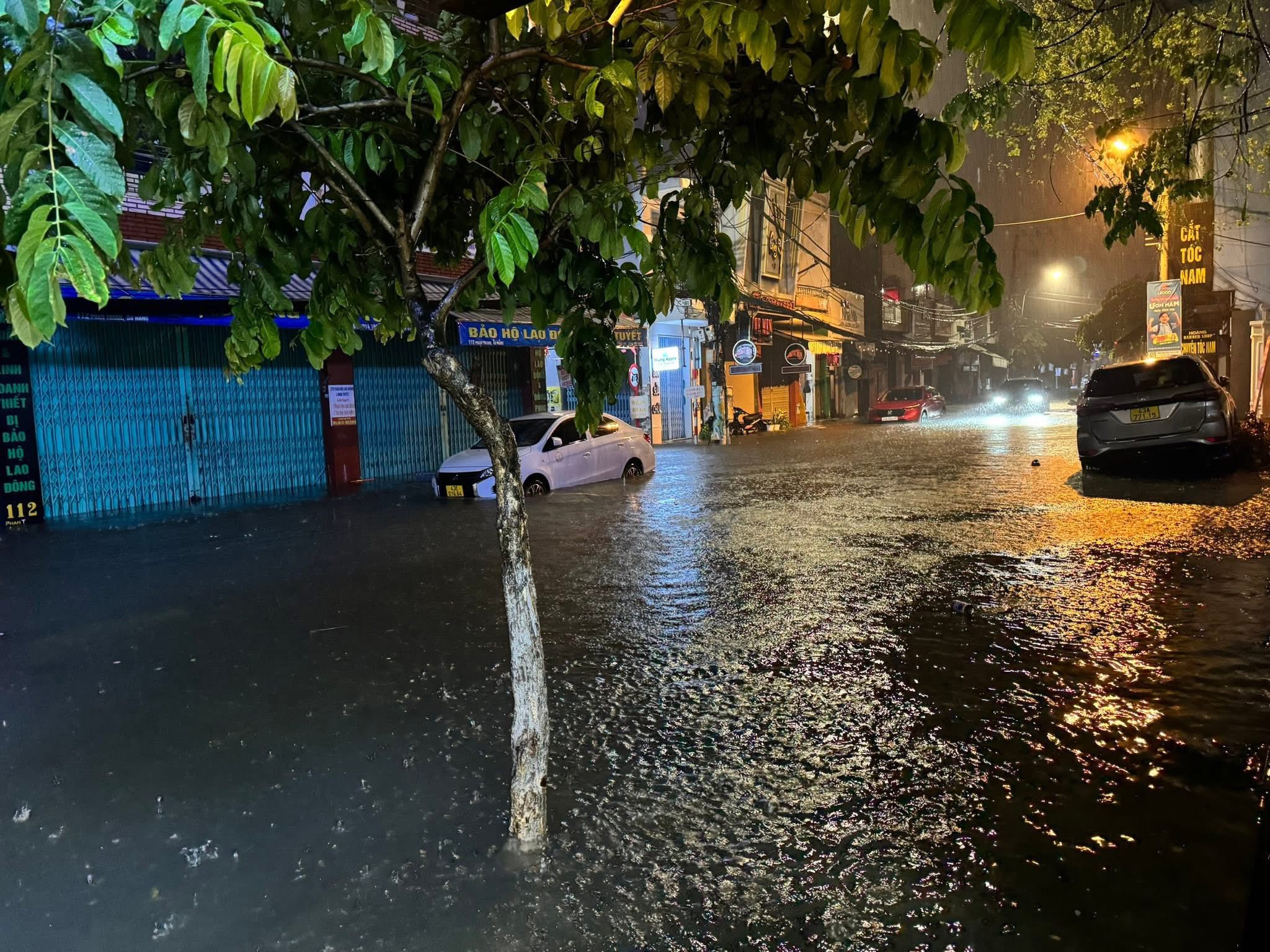 Đ&agrave; Nẵng: Người d&acirc;n trắng đ&ecirc;m 'giải cứu' &ocirc; t&ocirc; khỏi biển nước- Ảnh 9.