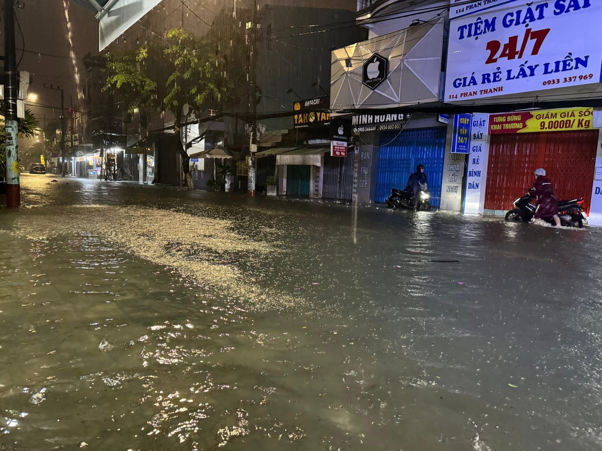 Đ&agrave; Nẵng: Người d&acirc;n trắng đ&ecirc;m 'giải cứu' &ocirc; t&ocirc; khỏi biển nước- Ảnh 8.