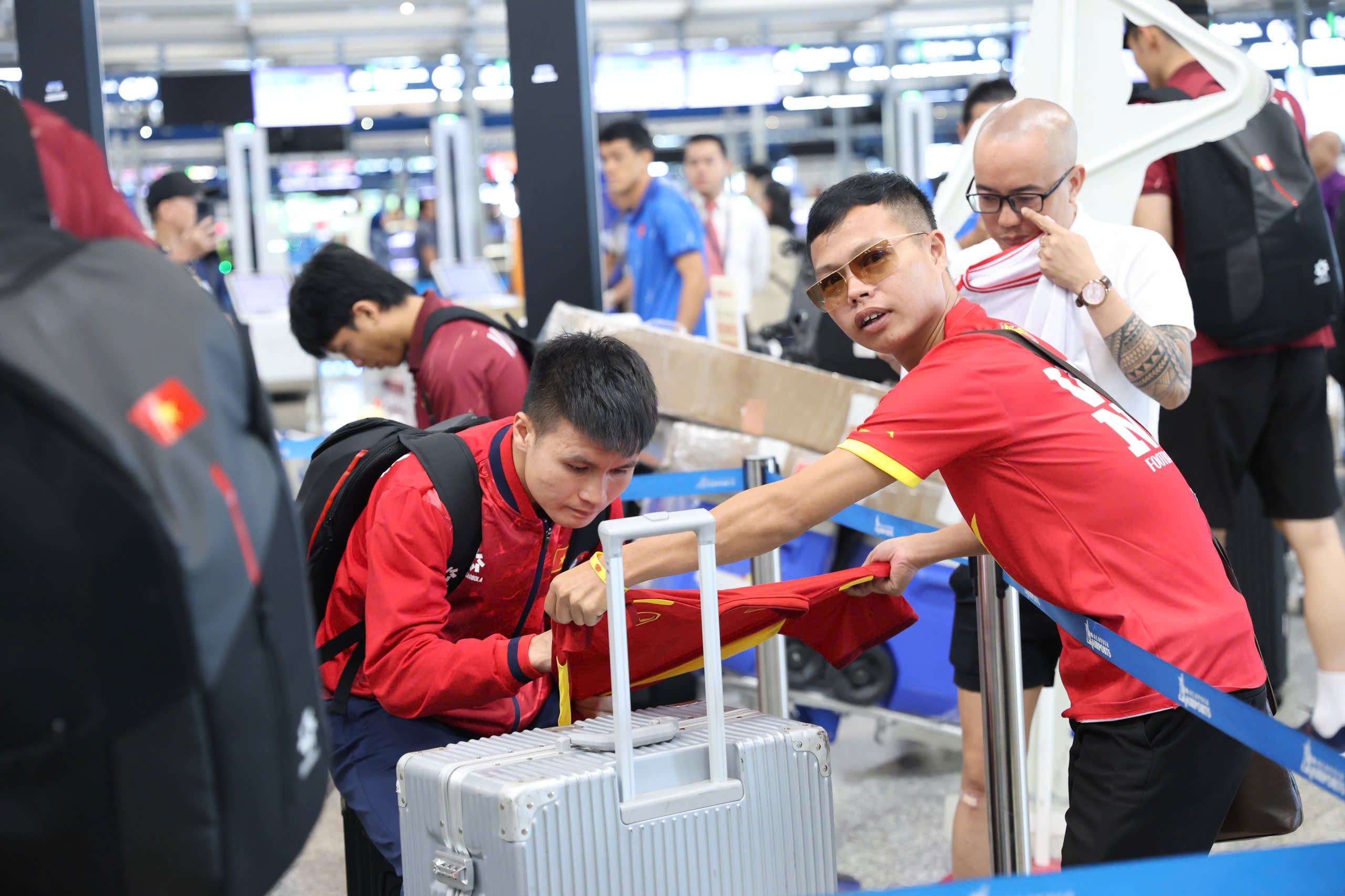 Đội tuyển Việt Nam trầm lắng về nước sau nỗi buồn thất bại, HLV Kim Sang-sik vỗ về học trò- Ảnh 4.