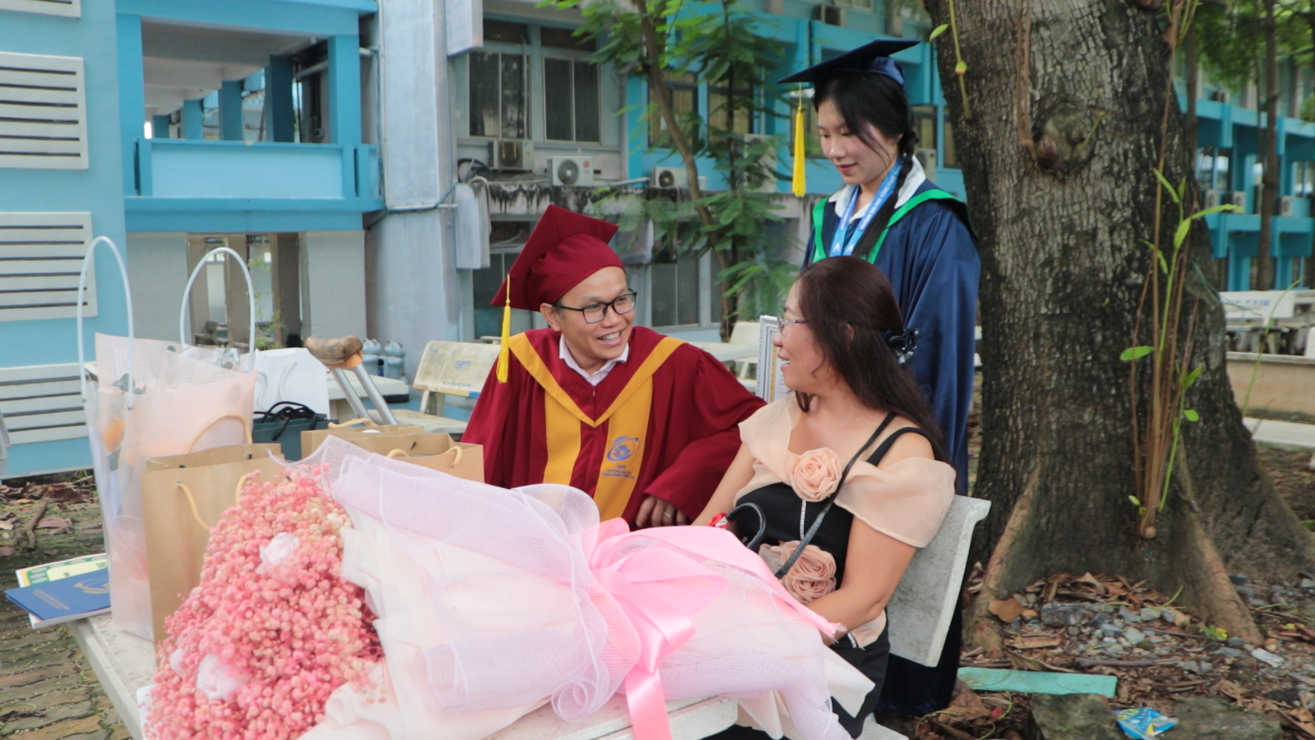 Khoảnh khắc xúc động: Người mẹ chống nạng đến dự lễ tốt nghiệp con gái thủ khoa - Ảnh 2.