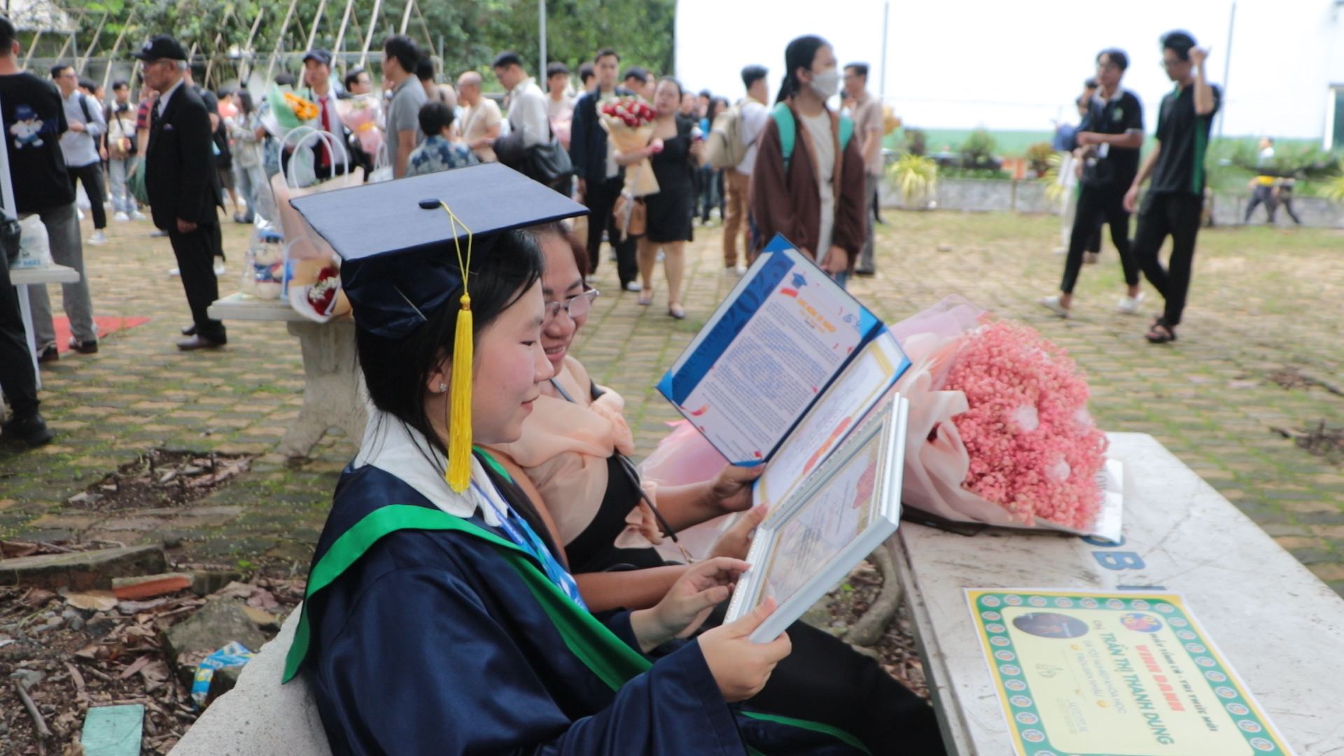 Khoảnh khắc x&uacute;c động: Người mẹ chống nạng đến dự lễ tốt nghiệp con g&aacute;i thủ khoa - Ảnh 1.