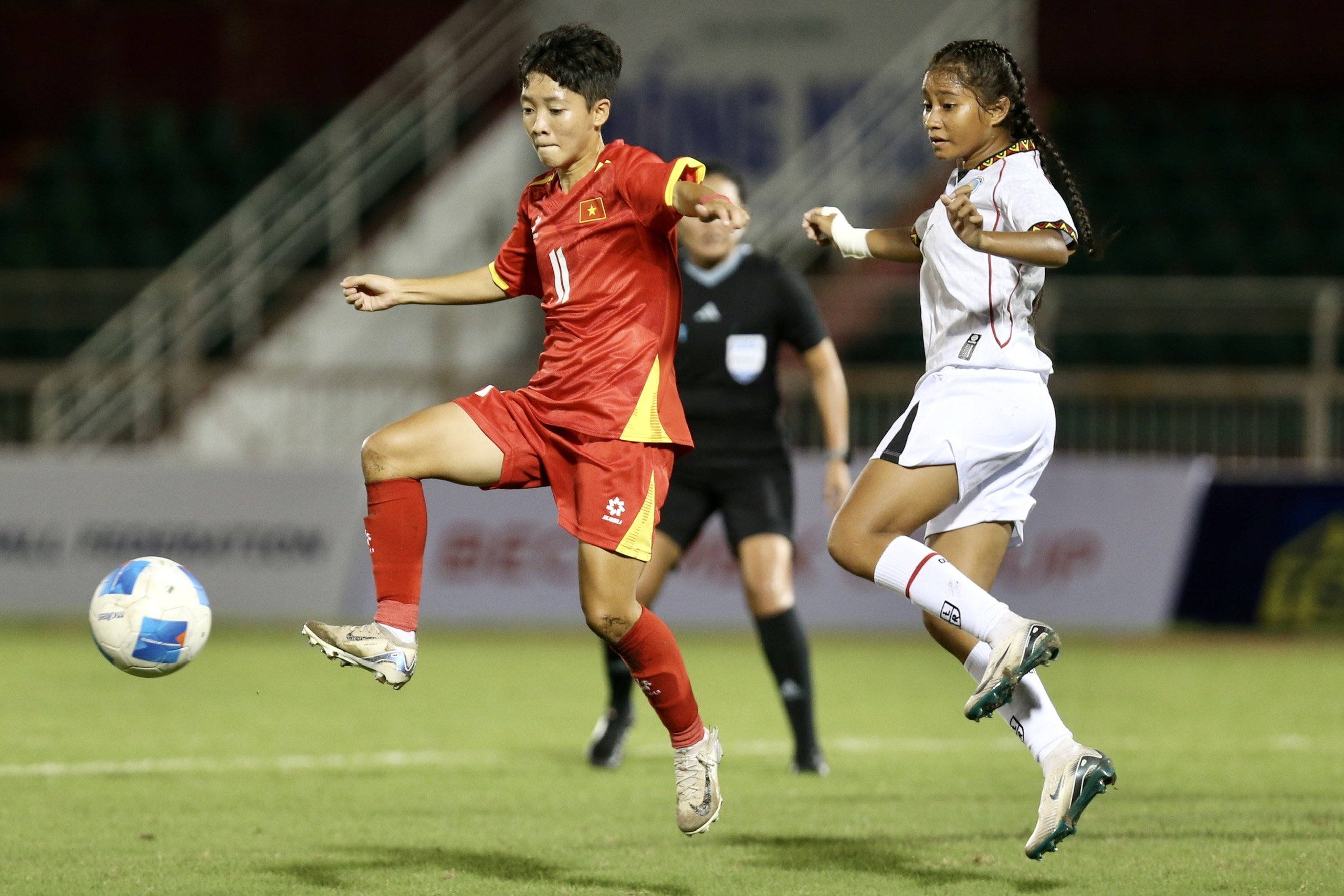U.19 Việt Nam, Thái Lan cùng thắng cực đậm ở giải nữ Đông Nam Á: Chủ nhà chắc ngôi đầu bảng- Ảnh 5. U.19 Việt Nam, Thái Lan cùng thắng cực đậm ở giải nữ Đông Nam Á: Chủ nhà chắc ngôi đầu bảng- Ảnh 5.